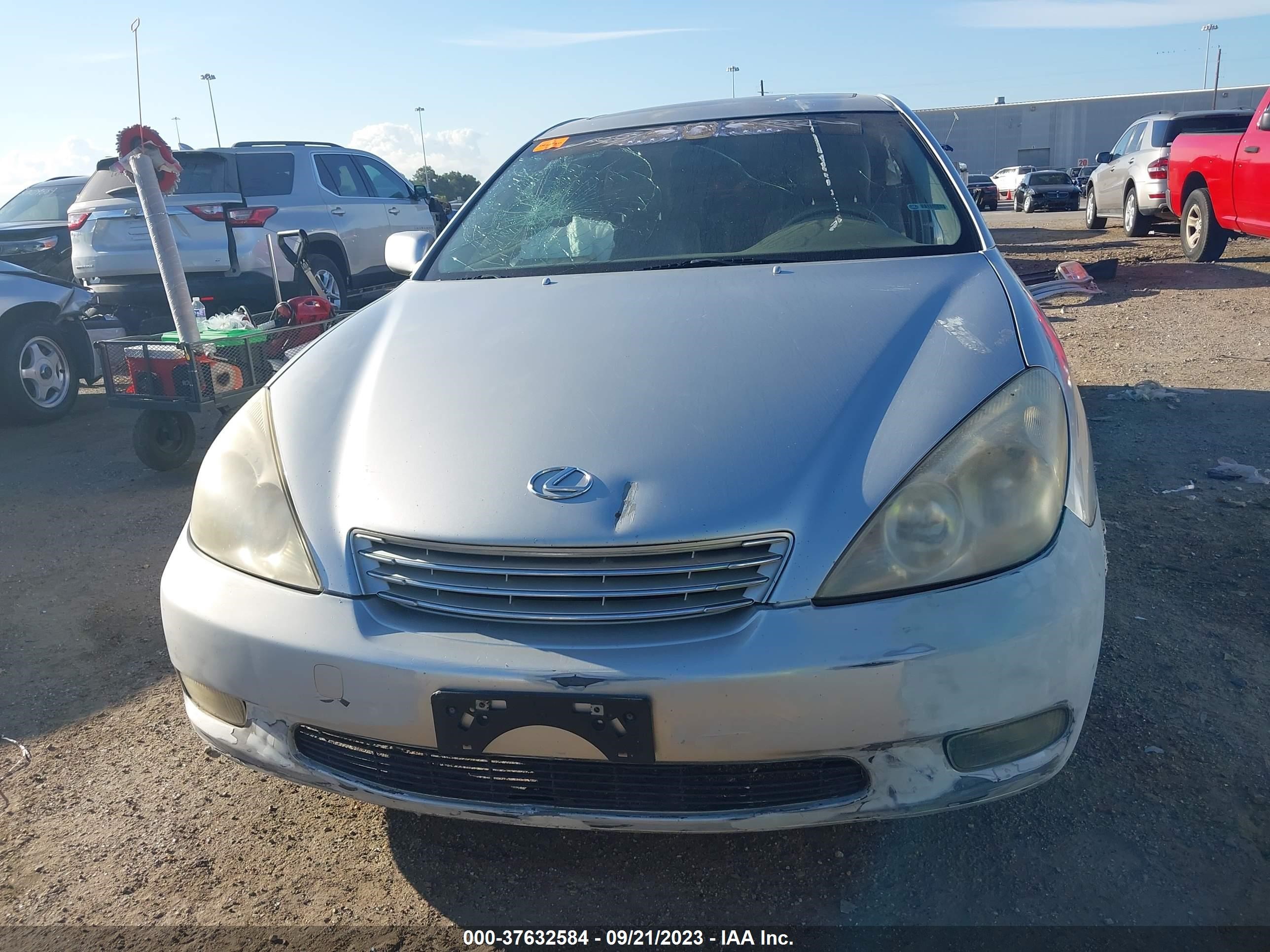 Photo 12 VIN: JTHBF30G120043124 - LEXUS ES 