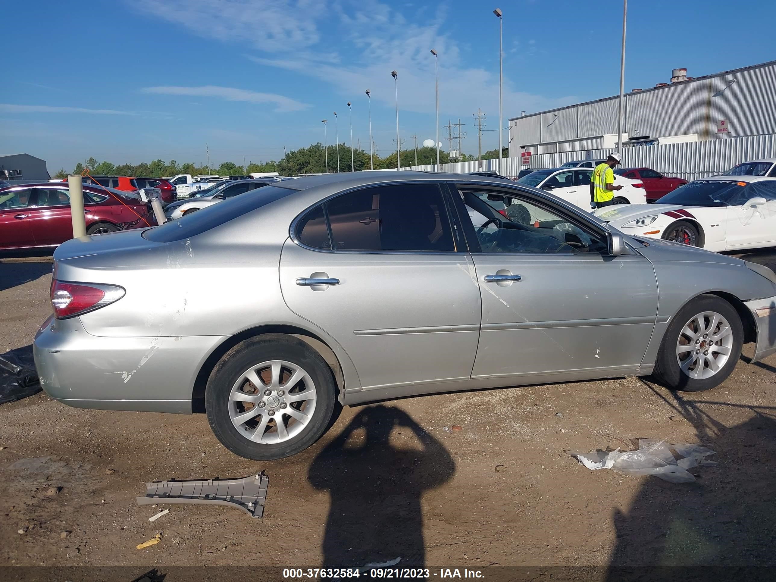 Photo 13 VIN: JTHBF30G120043124 - LEXUS ES 