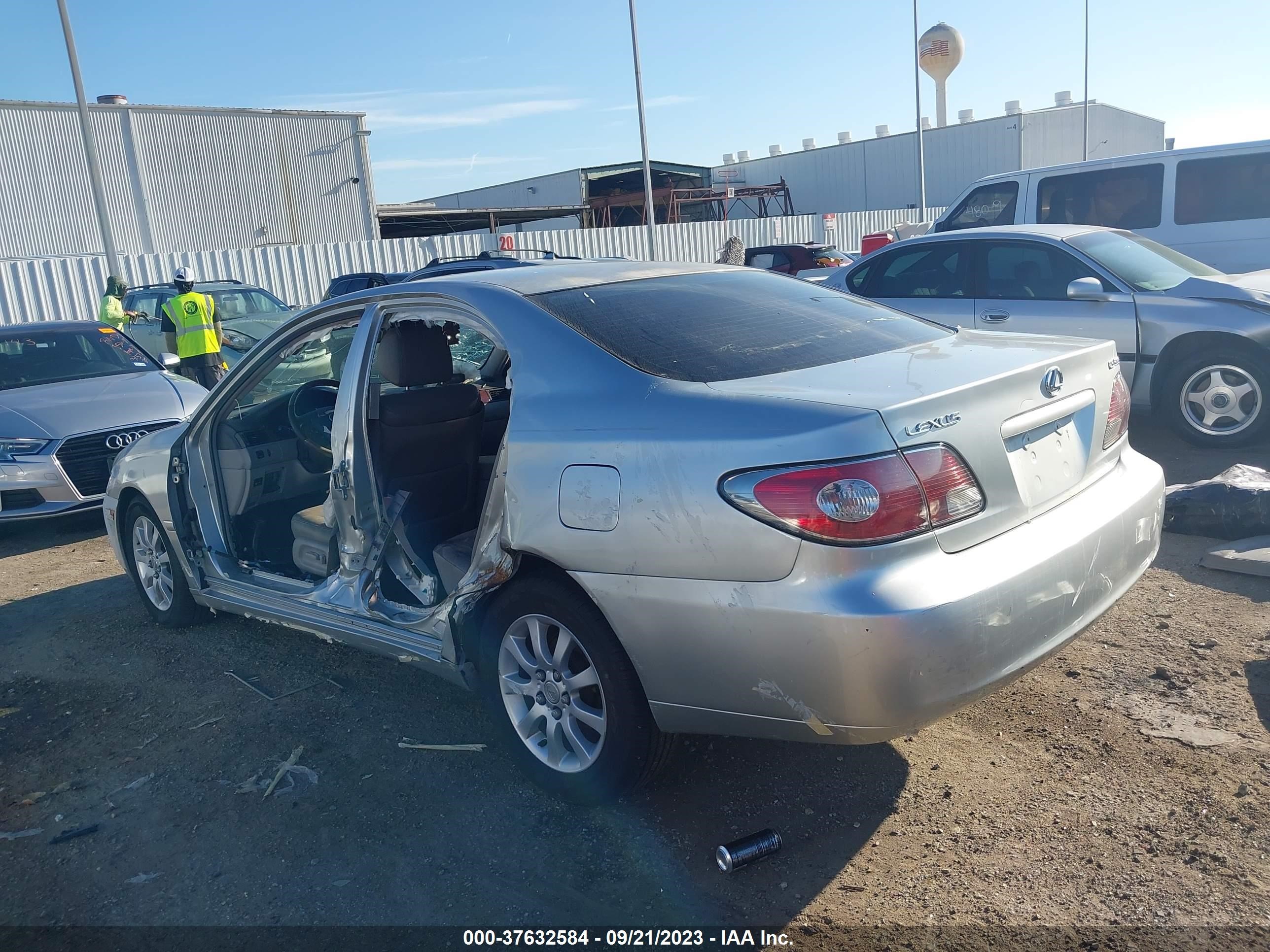 Photo 2 VIN: JTHBF30G120043124 - LEXUS ES 