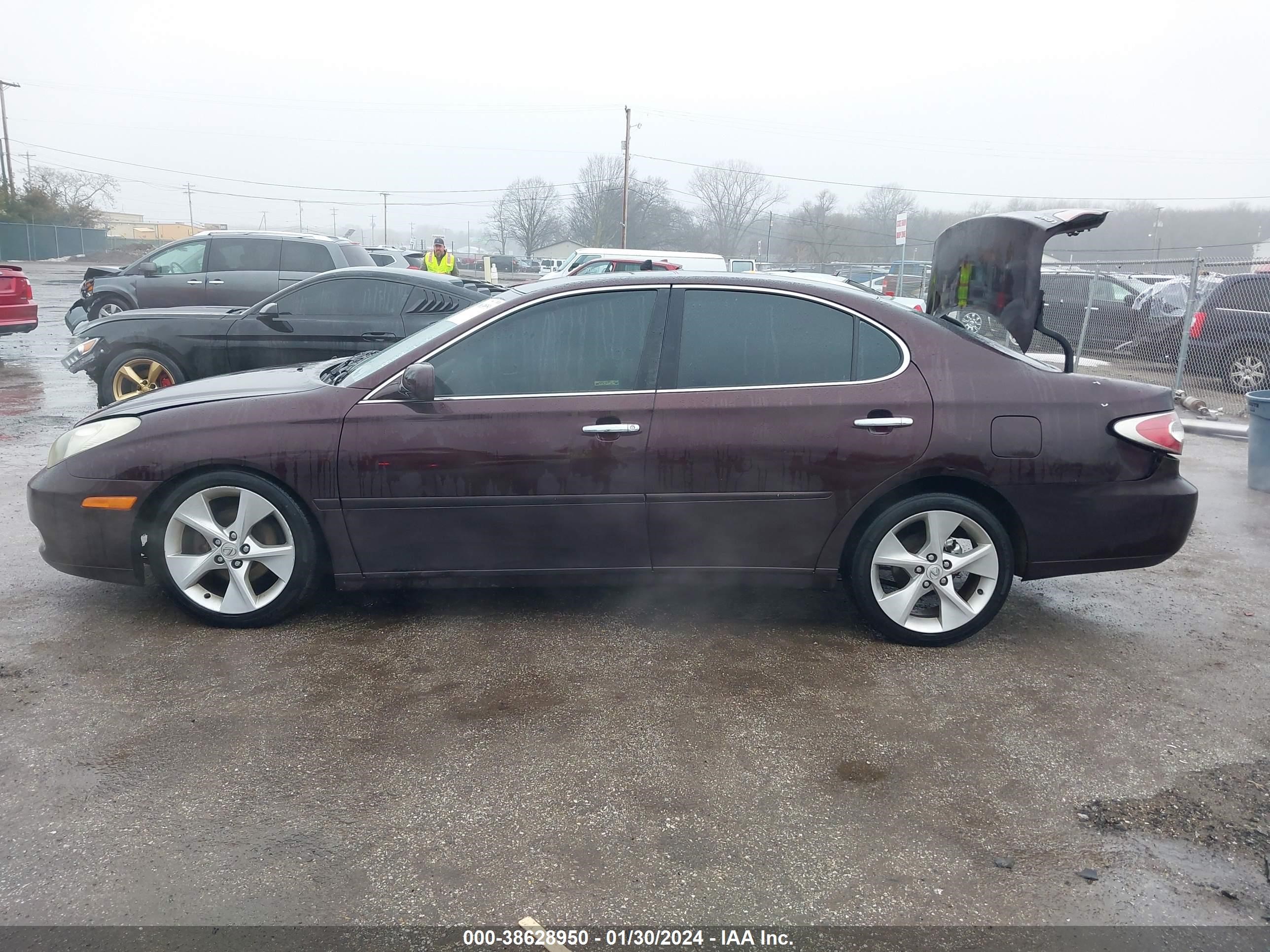 Photo 13 VIN: JTHBF30G325037232 - LEXUS ES 