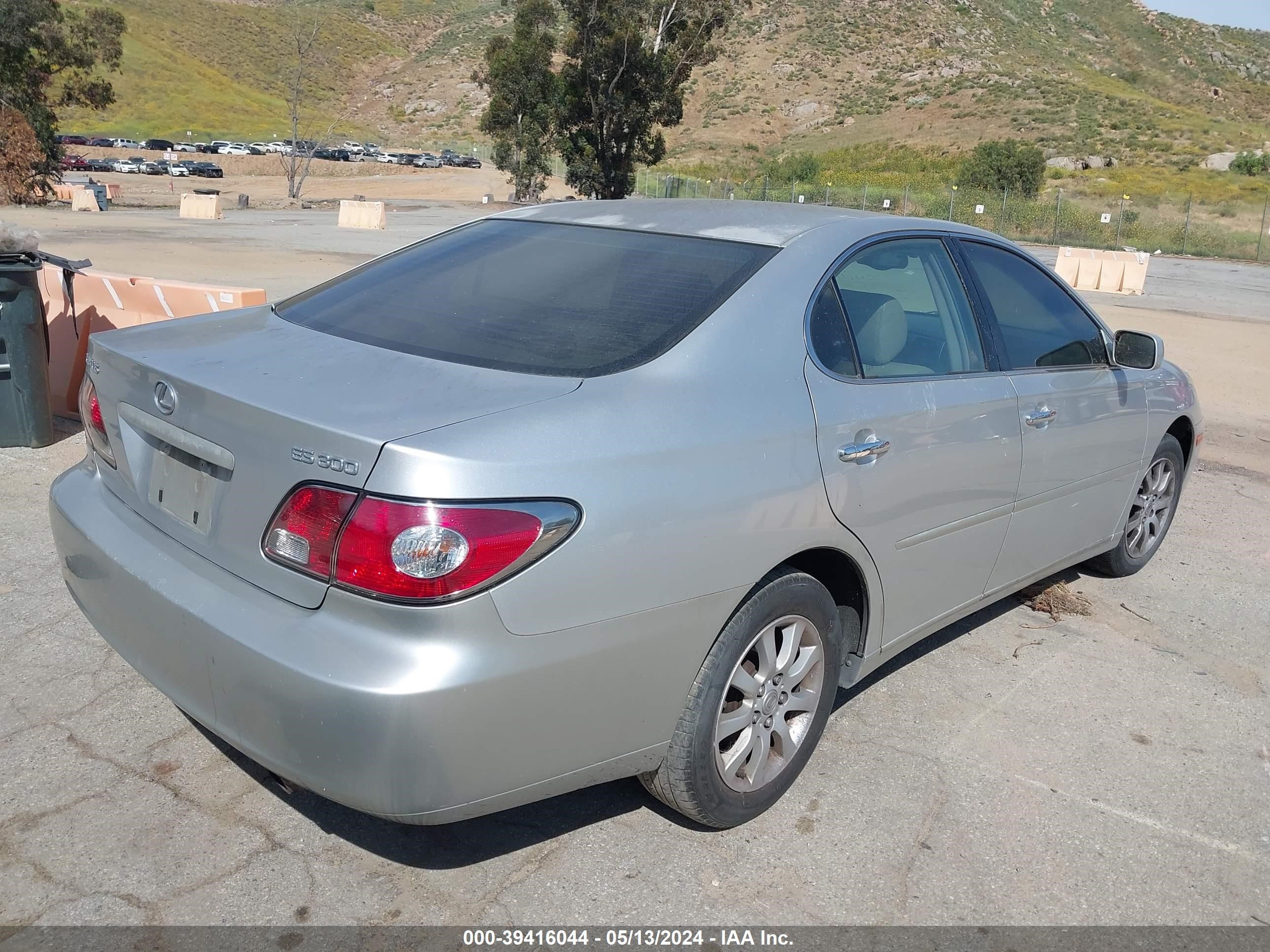 Photo 3 VIN: JTHBF30G820057361 - LEXUS ES 