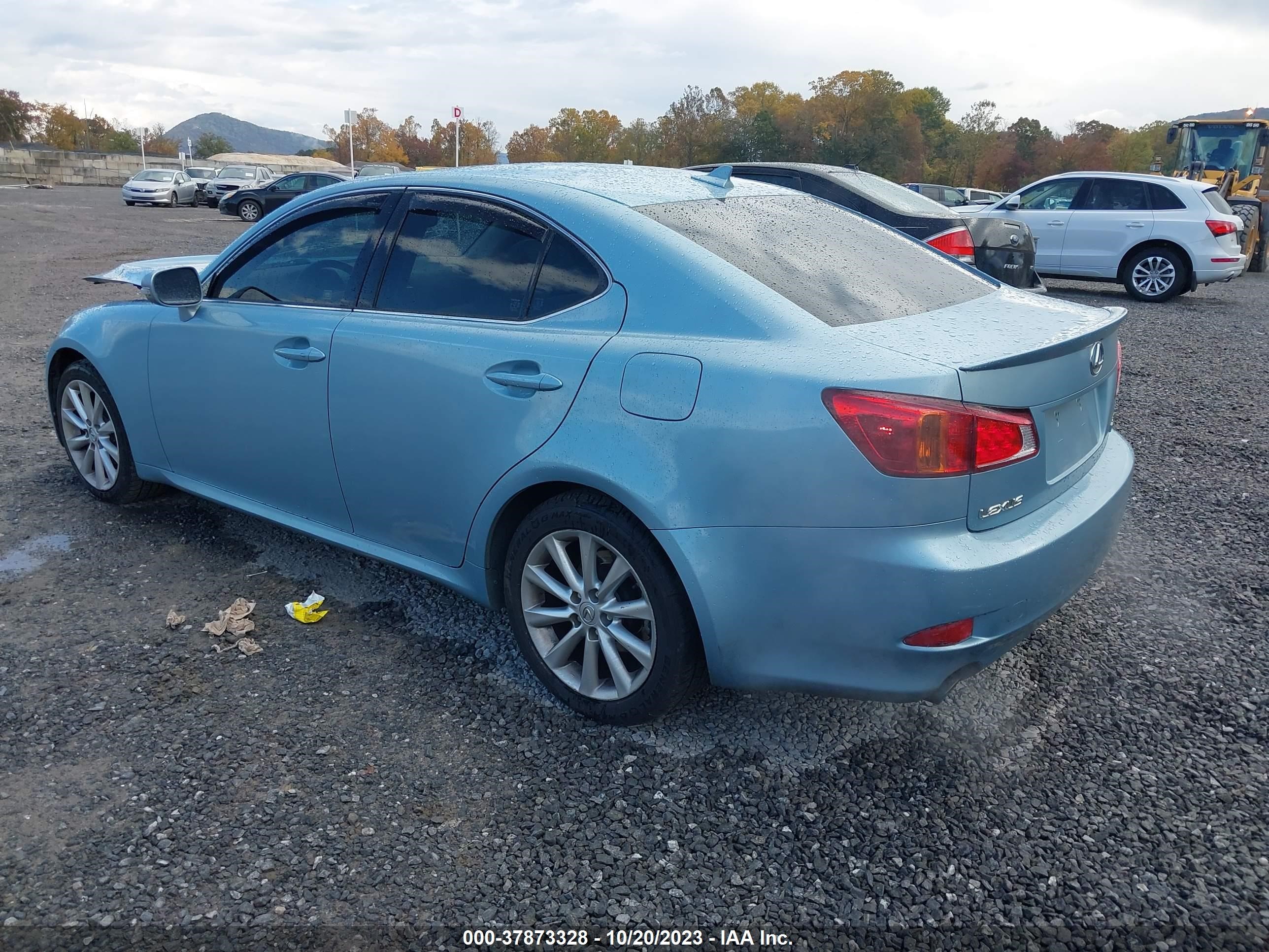 Photo 2 VIN: JTHBF5C20A5113208 - LEXUS IS 