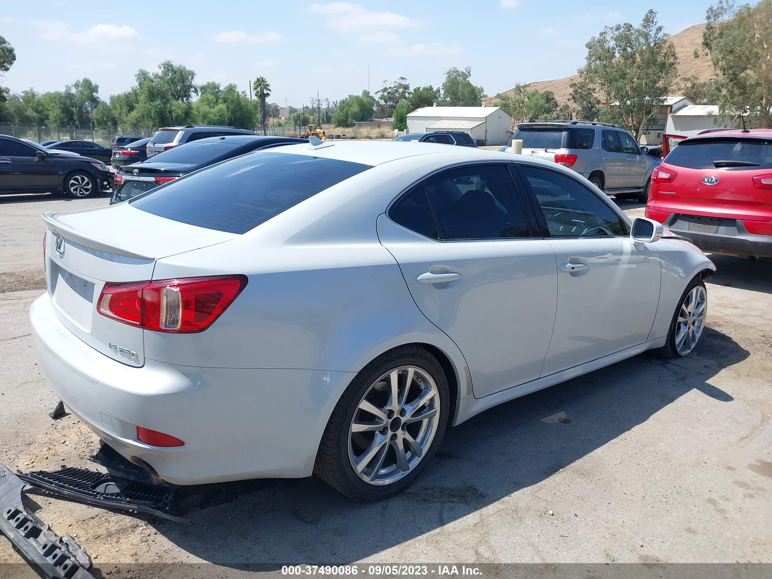 Photo 3 VIN: JTHBF5C28B5144241 - LEXUS IS 