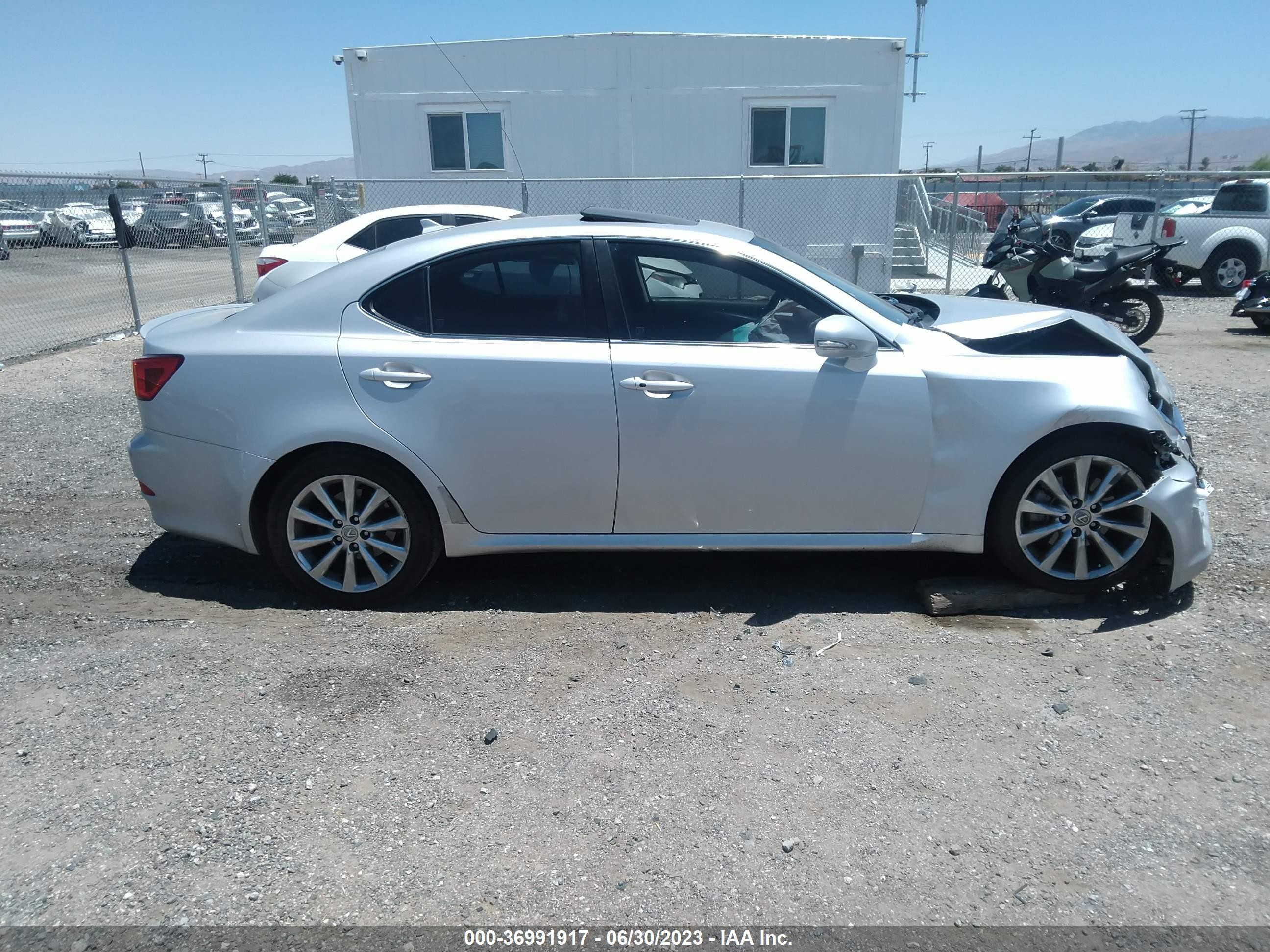 Photo 11 VIN: JTHBF5C29A5117354 - LEXUS IS 