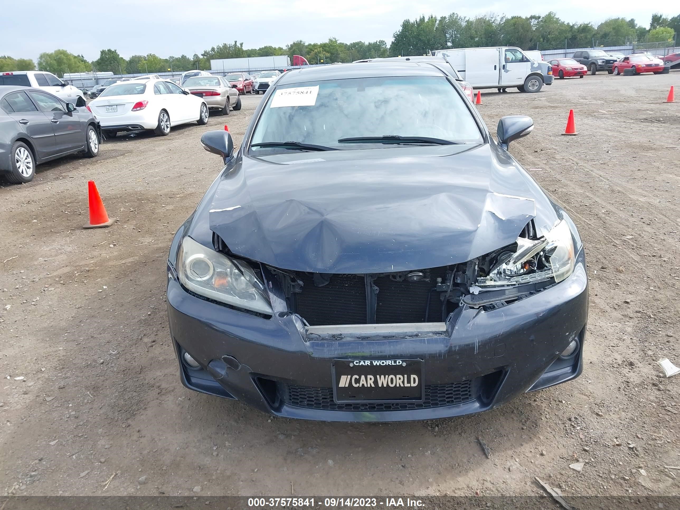 Photo 12 VIN: JTHBF5C29B5139873 - LEXUS IS 