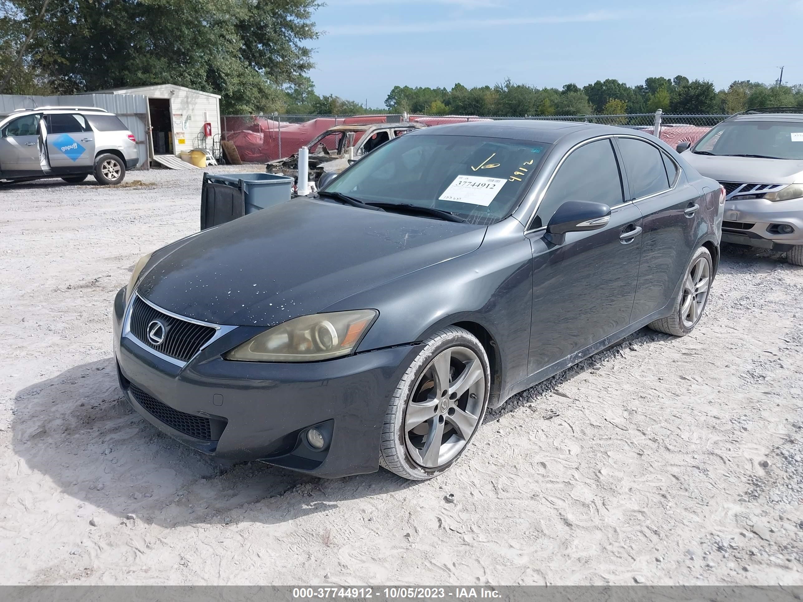 Photo 1 VIN: JTHBF5C2XB5136285 - LEXUS IS 