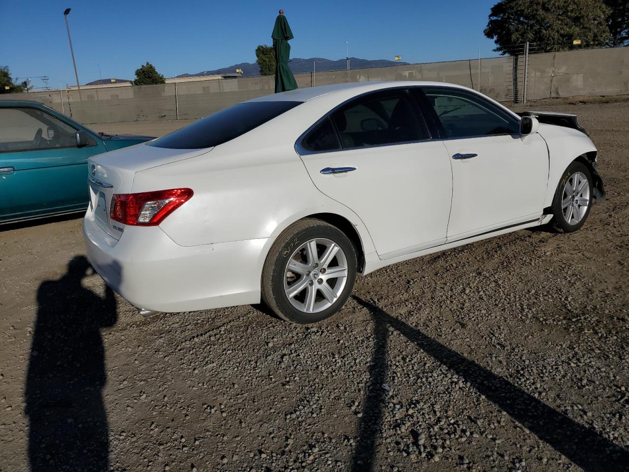 Photo 2 VIN: JTHBJ46G092282190 - LEXUS ES 