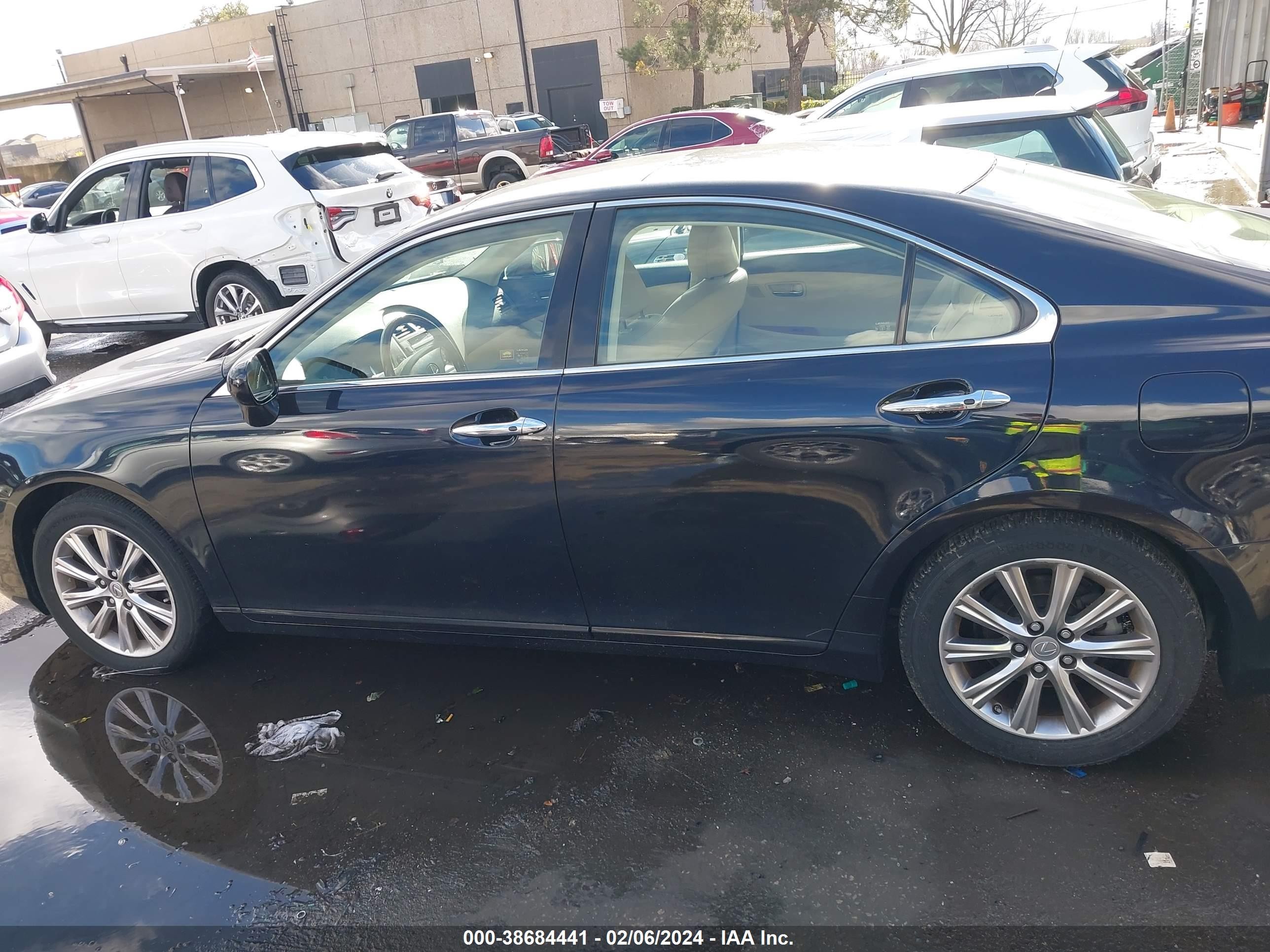 Photo 13 VIN: JTHBJ46G182173638 - LEXUS ES 