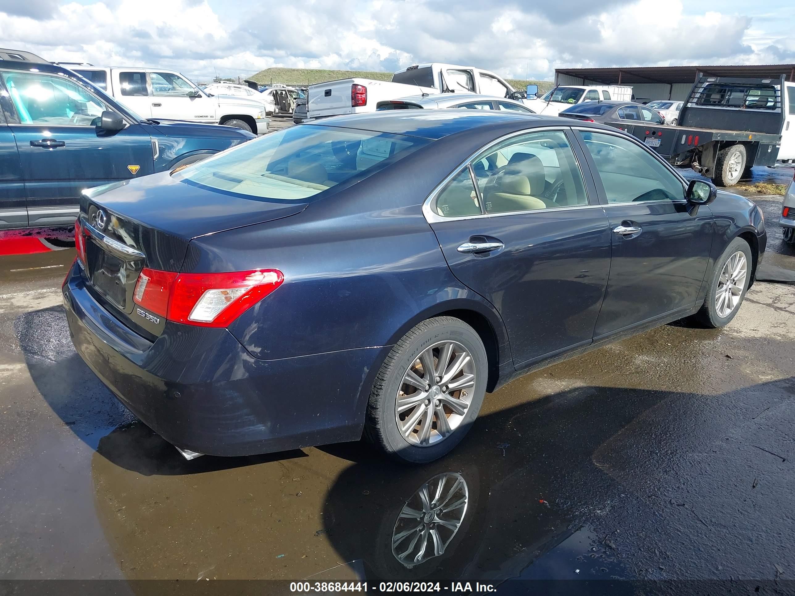 Photo 3 VIN: JTHBJ46G182173638 - LEXUS ES 