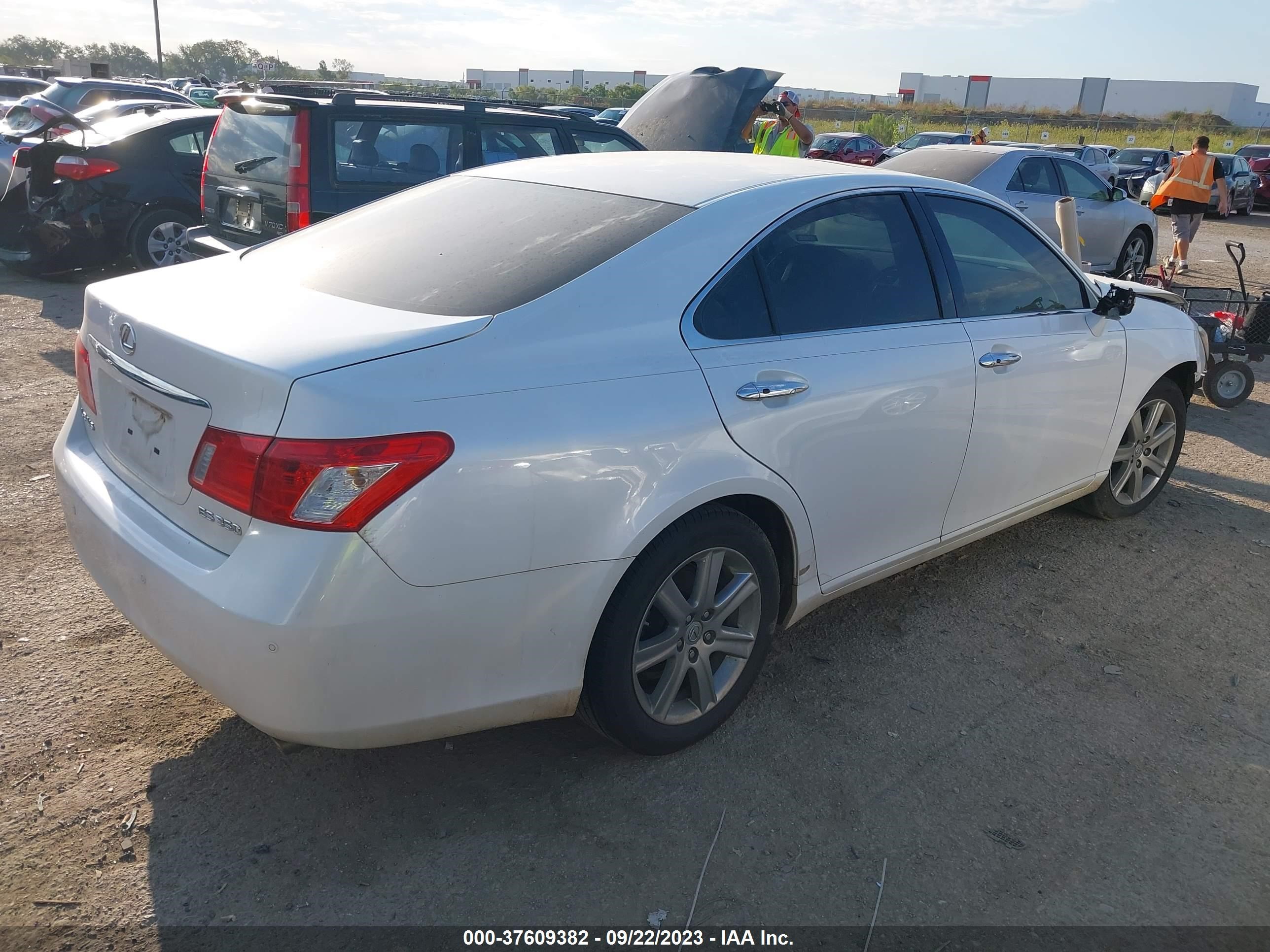 Photo 3 VIN: JTHBJ46G382165881 - LEXUS ES 