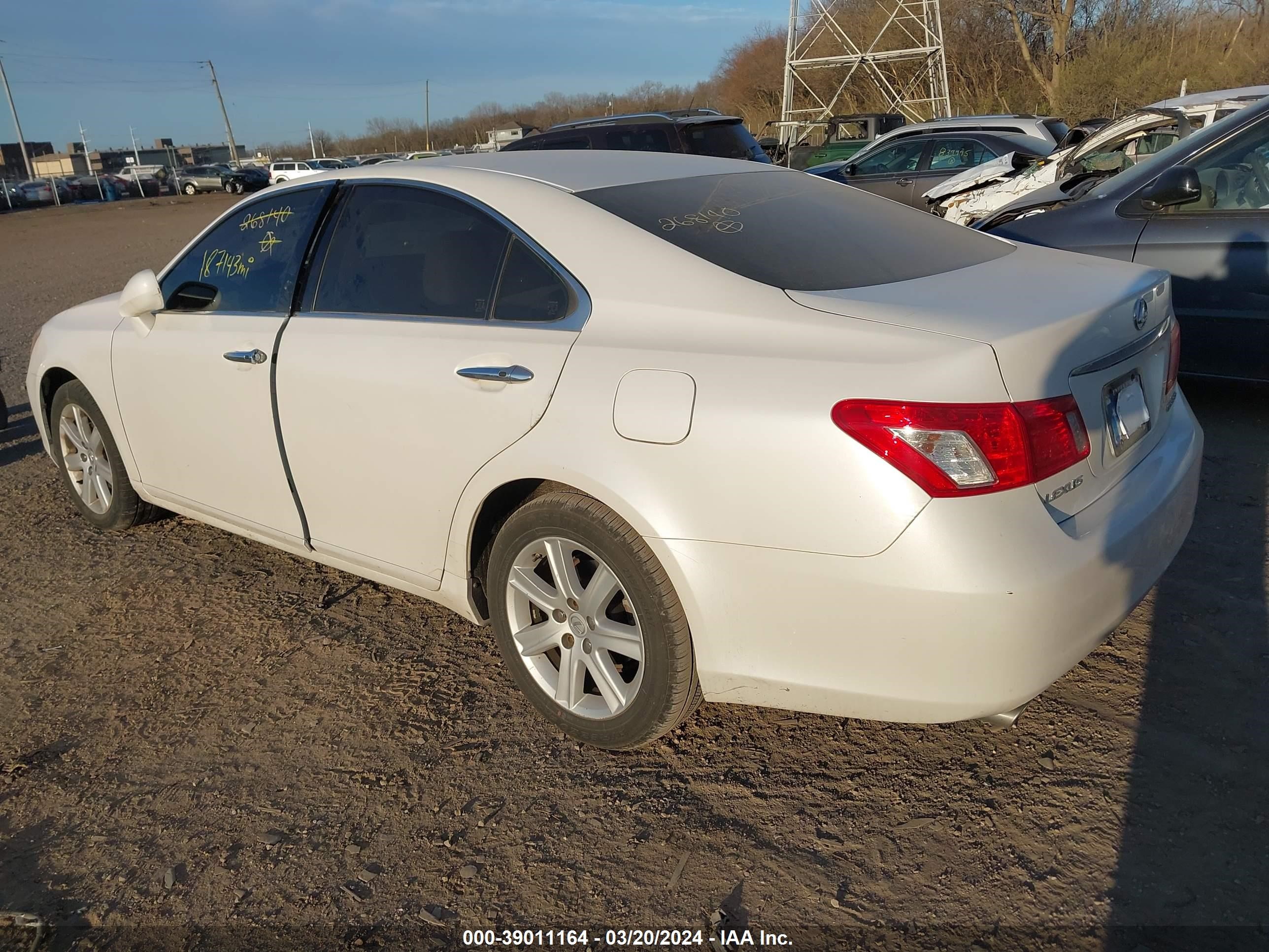 Photo 2 VIN: JTHBJ46G582268140 - LEXUS ES 