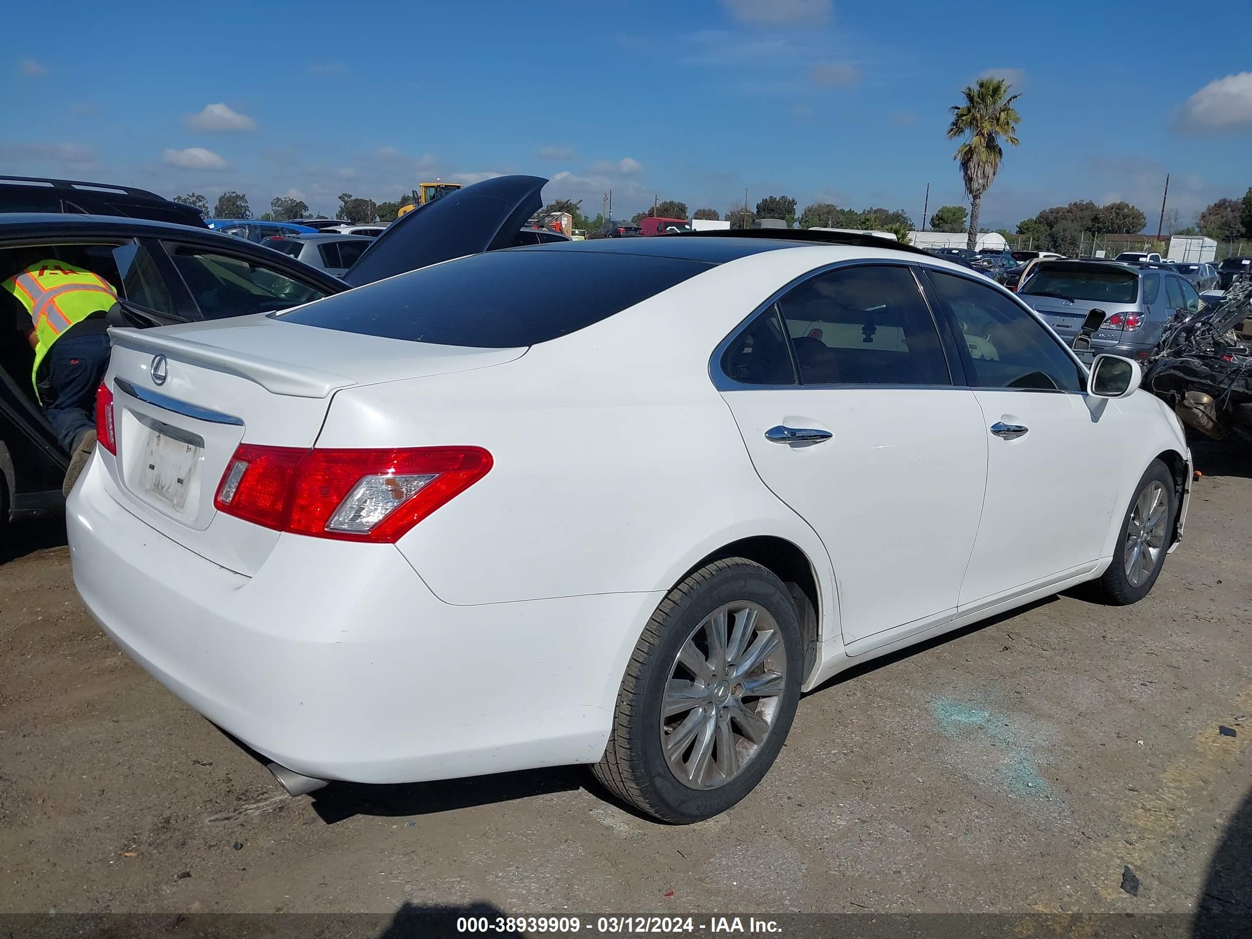 Photo 3 VIN: JTHBJ46G672138530 - LEXUS ES 