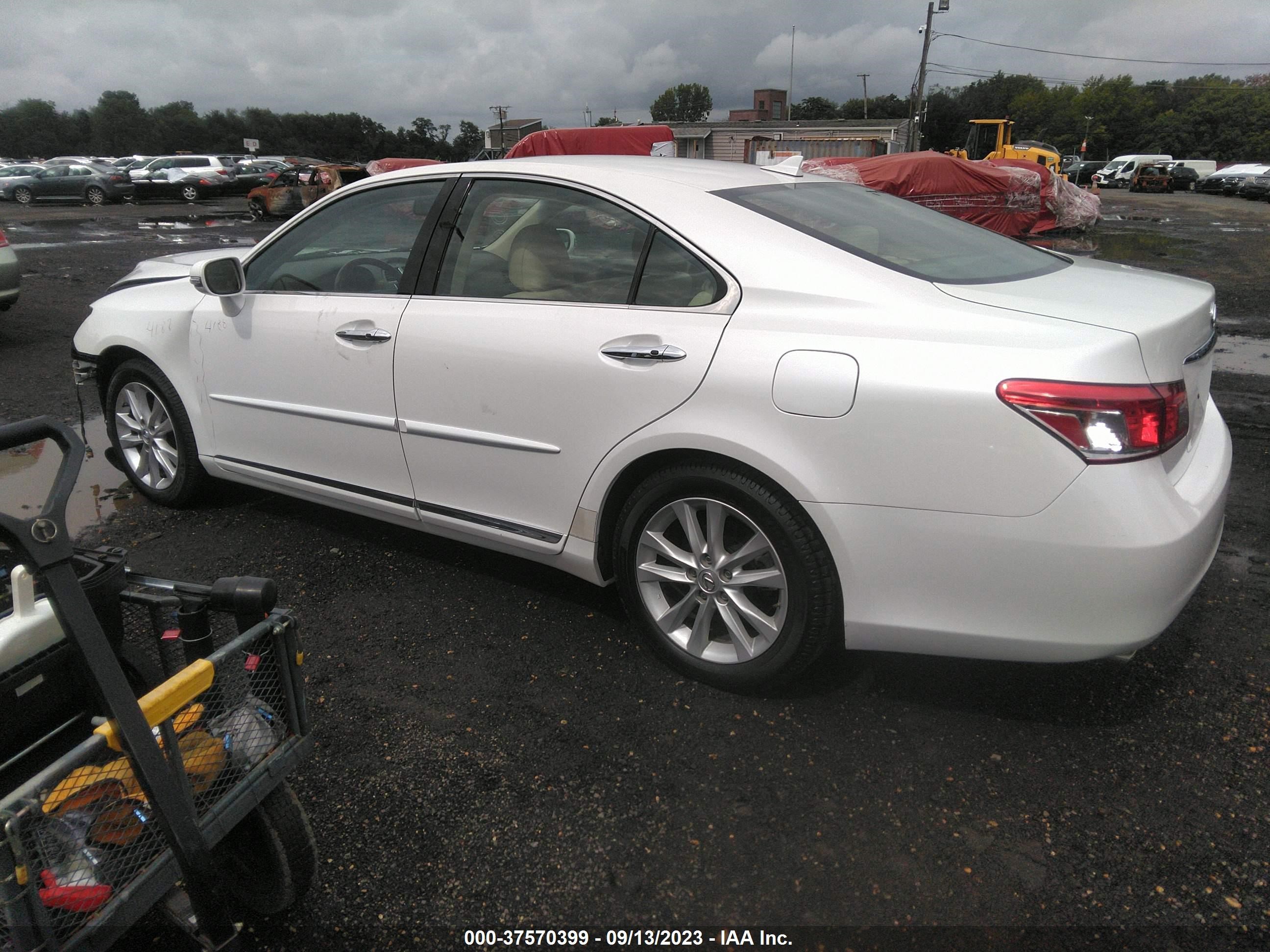 Photo 2 VIN: JTHBK1EG3B2433624 - LEXUS ES 