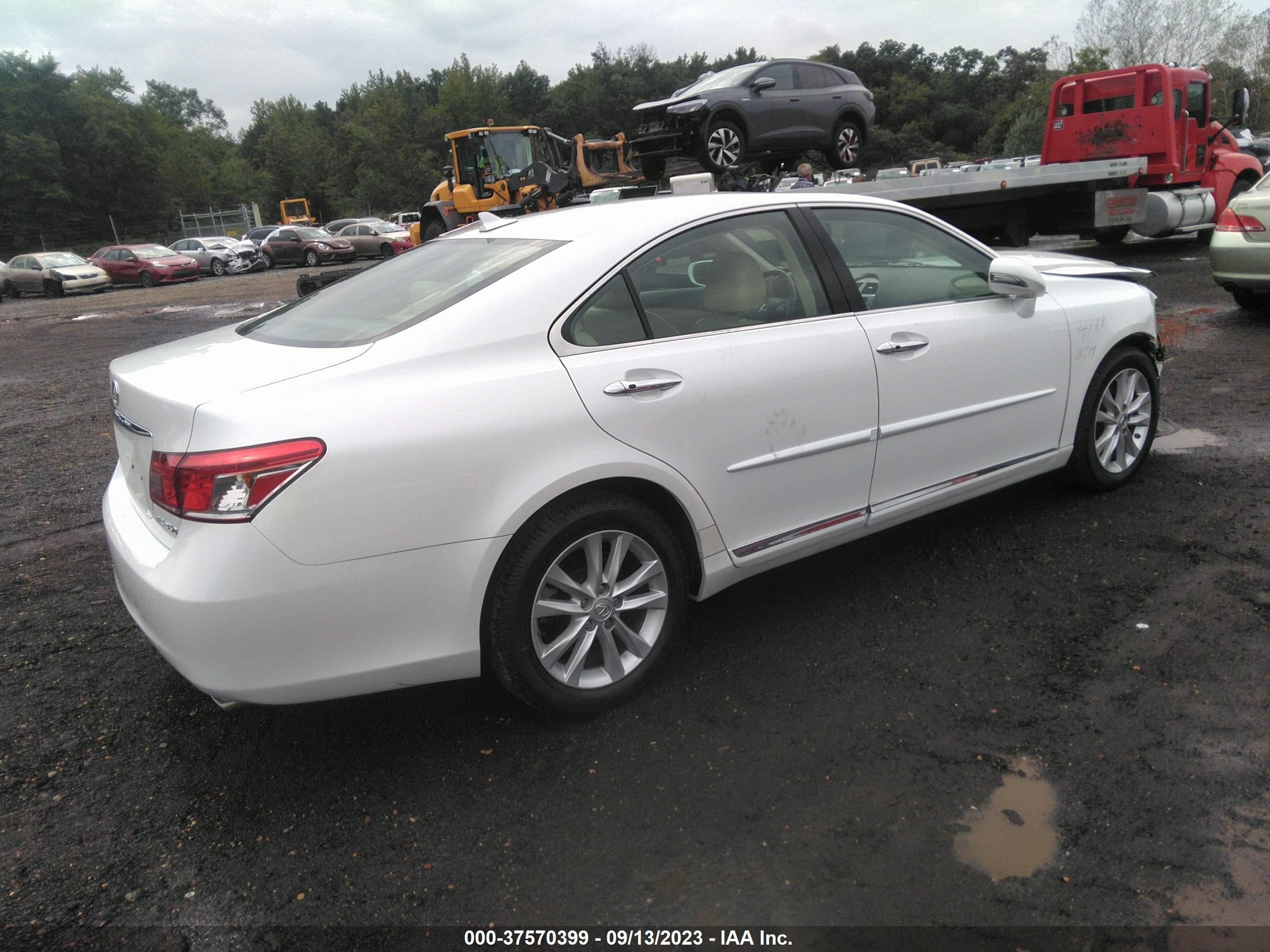 Photo 3 VIN: JTHBK1EG3B2433624 - LEXUS ES 