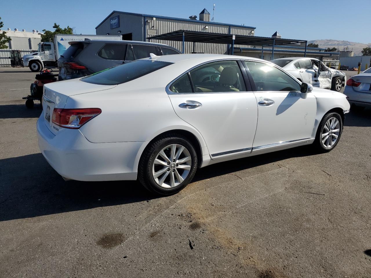 Photo 2 VIN: JTHBK1EG3B2463139 - LEXUS ES 