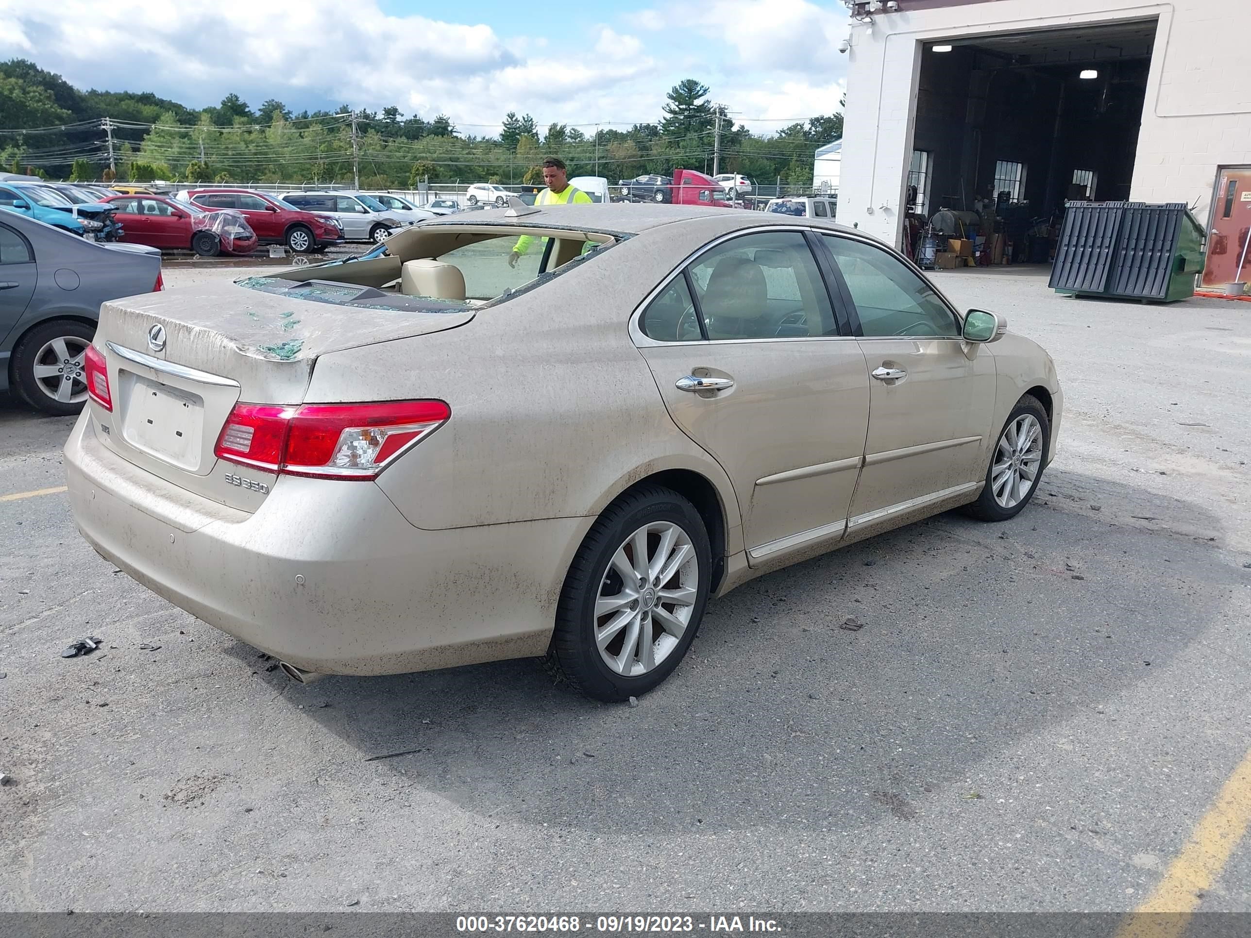 Photo 3 VIN: JTHBK1EGXB2435435 - LEXUS ES 