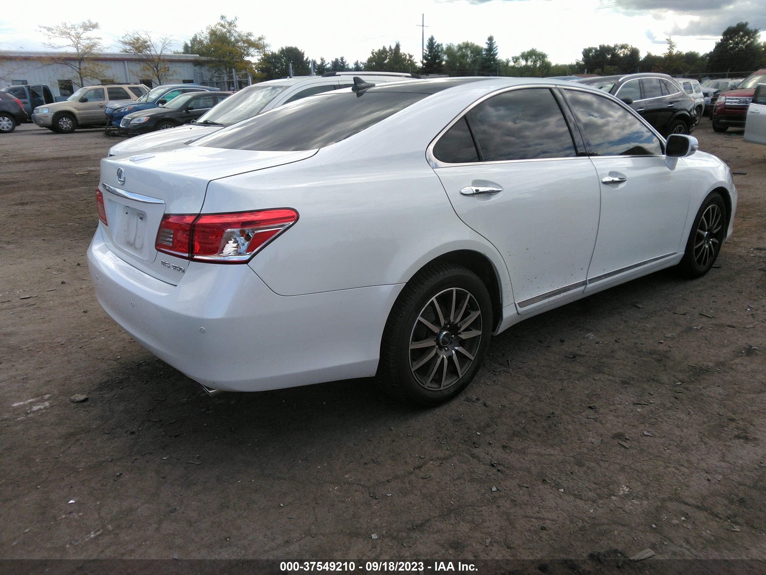 Photo 3 VIN: JTHBK1EGXB2472615 - LEXUS ES 