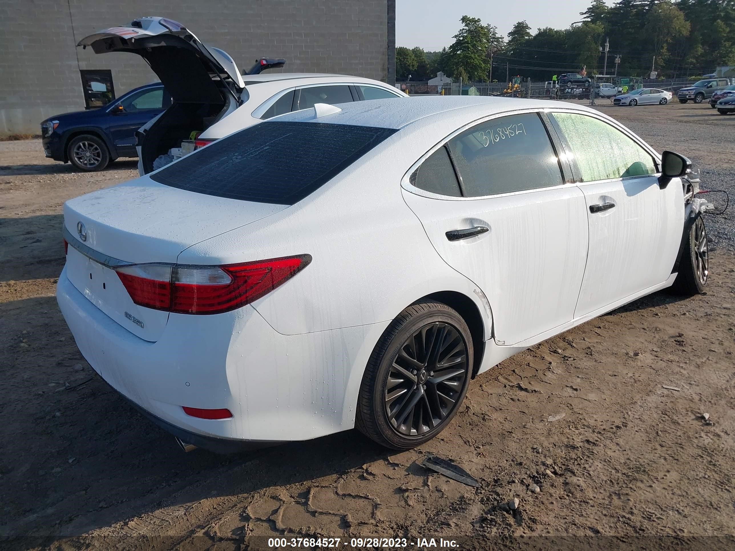 Photo 3 VIN: JTHBK1GG1F2164512 - LEXUS ES 