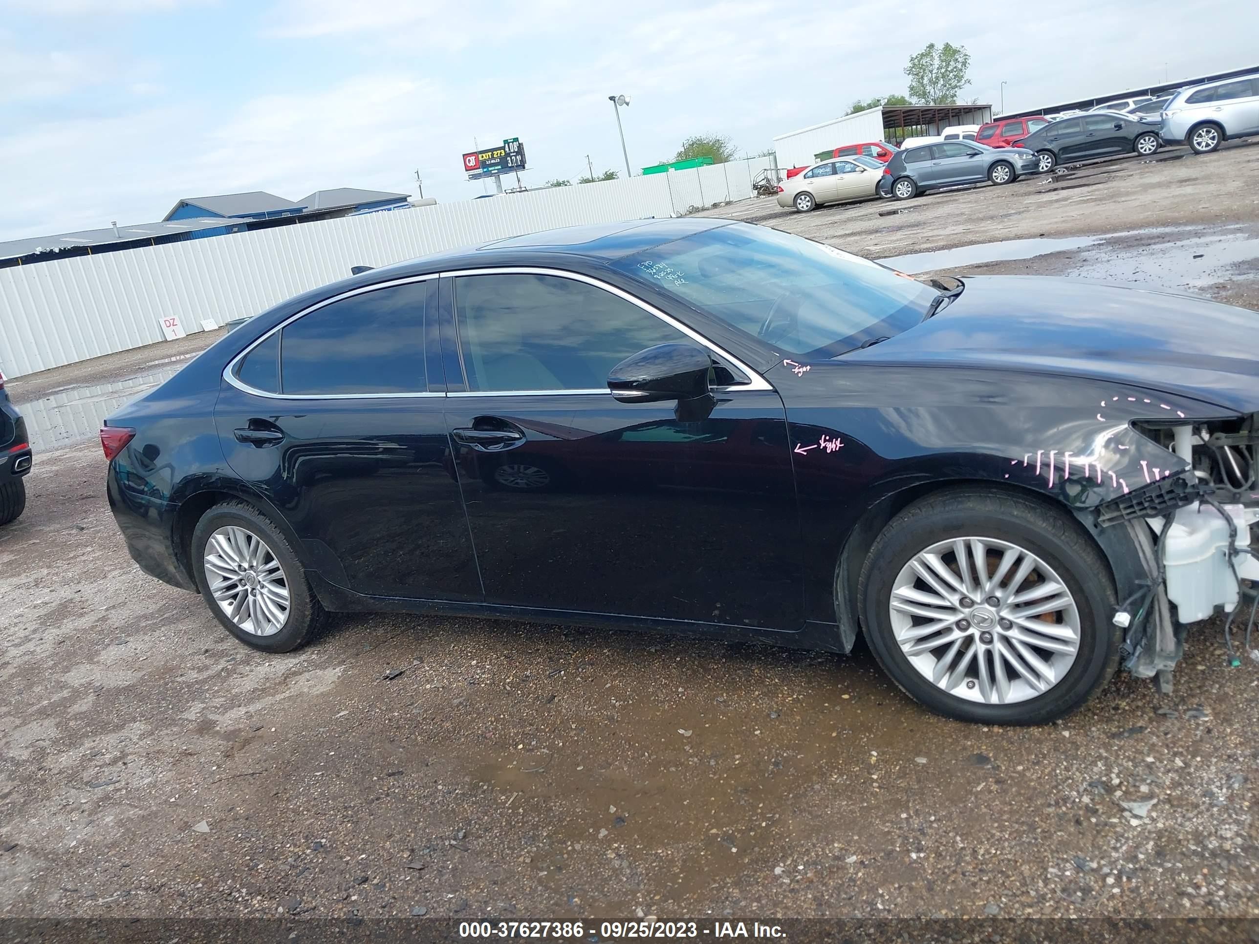 Photo 13 VIN: JTHBK1GG1G2226461 - LEXUS ES 