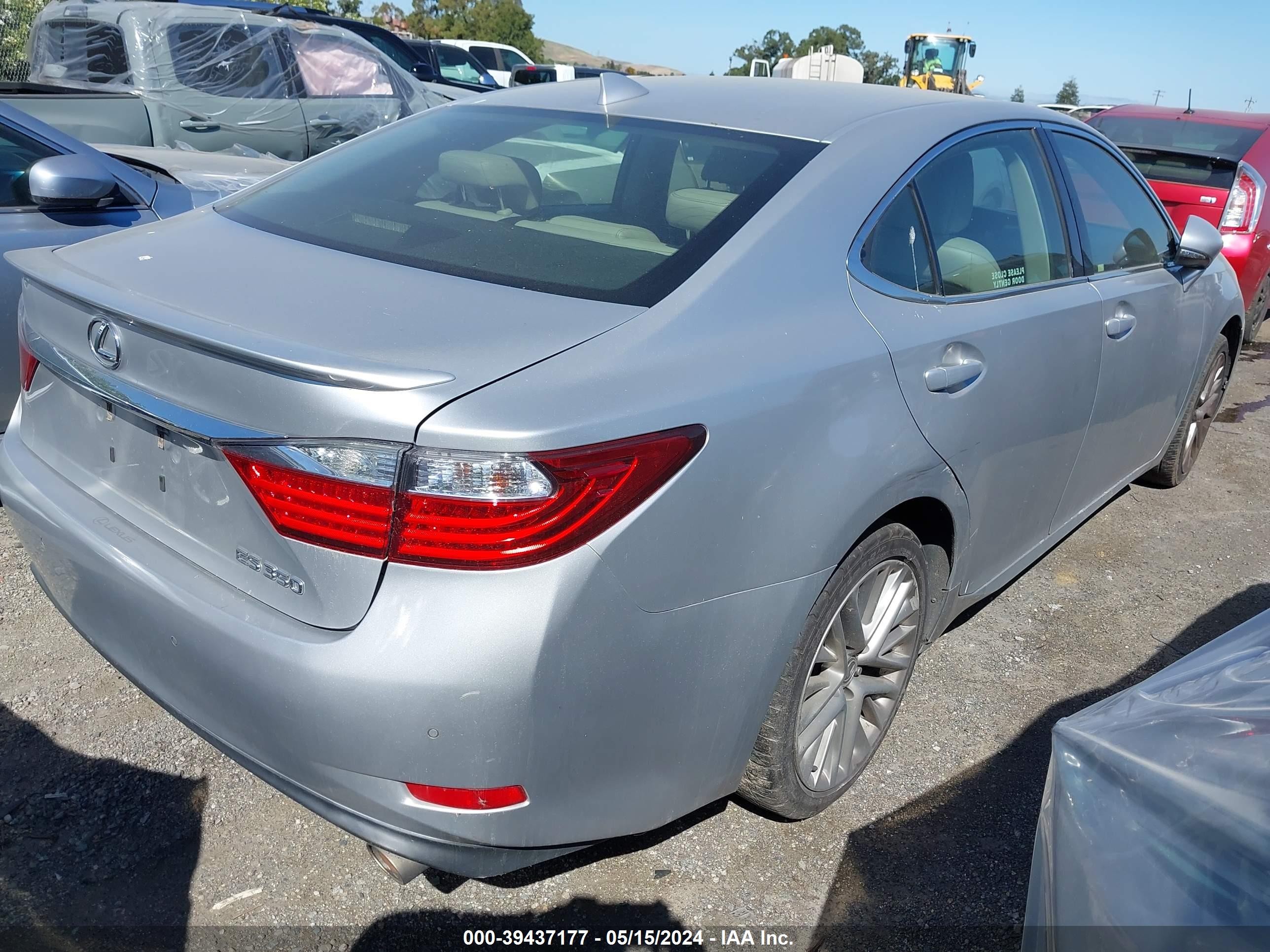 Photo 4 VIN: JTHBK1GG7F2179063 - LEXUS ES 