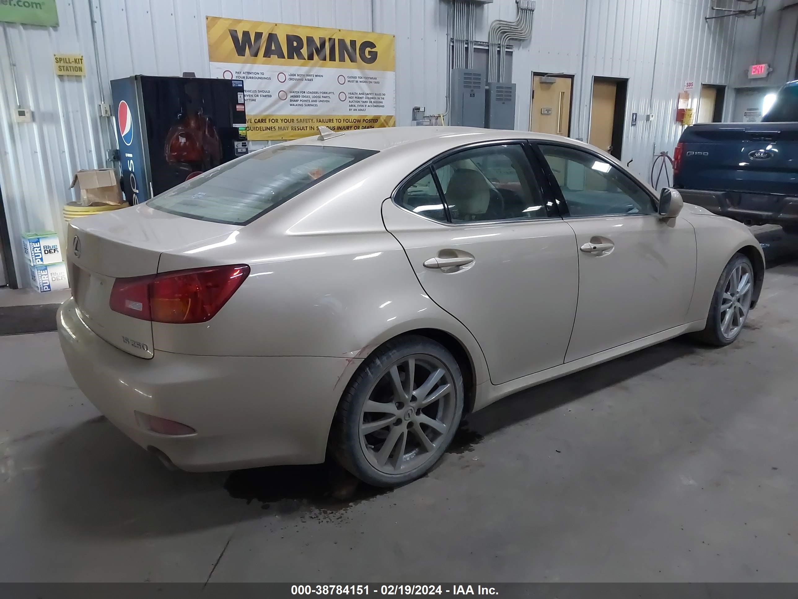 Photo 3 VIN: JTHBK262082073424 - LEXUS IS 