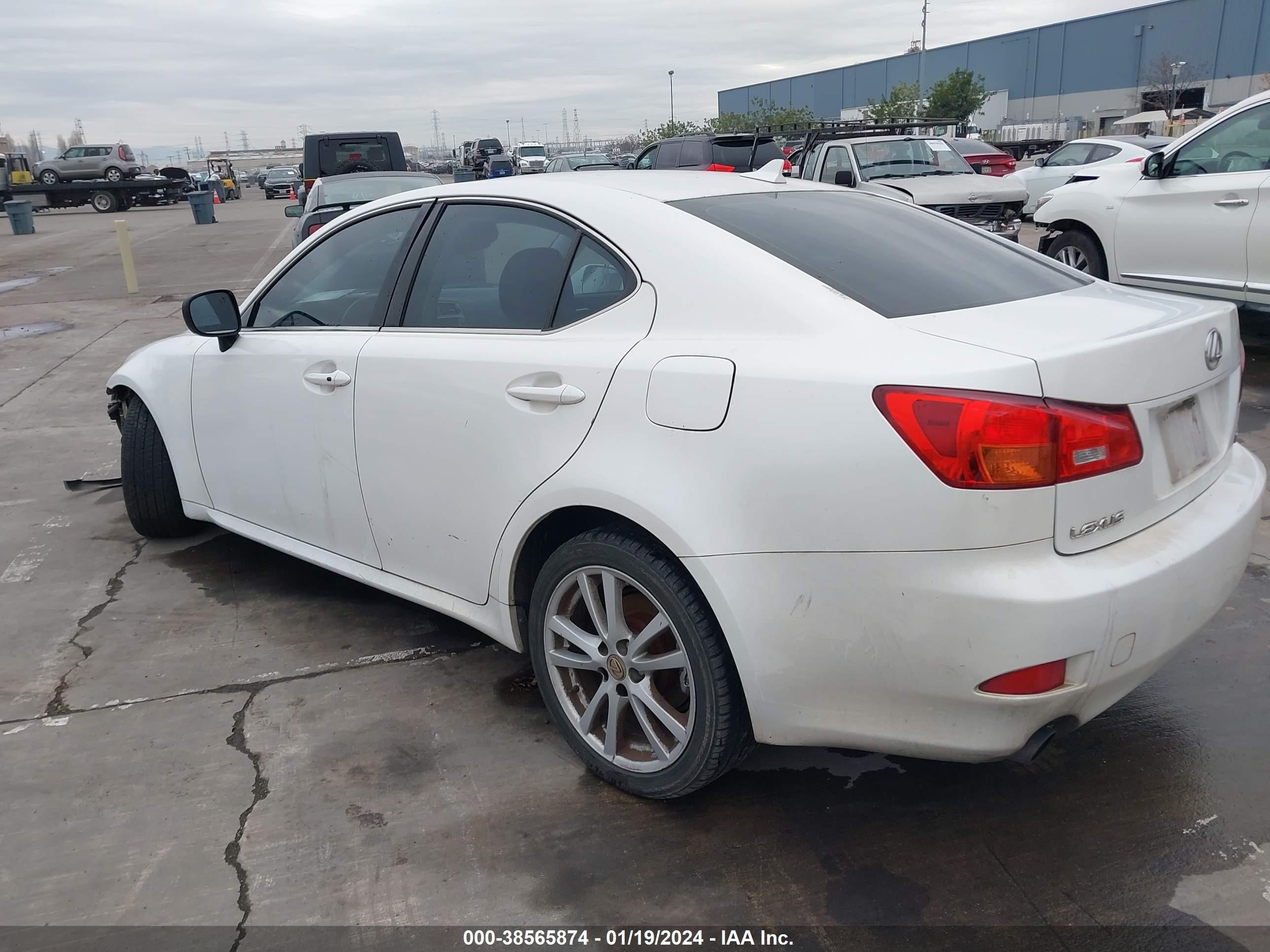 Photo 2 VIN: JTHBK262272028340 - LEXUS IS 