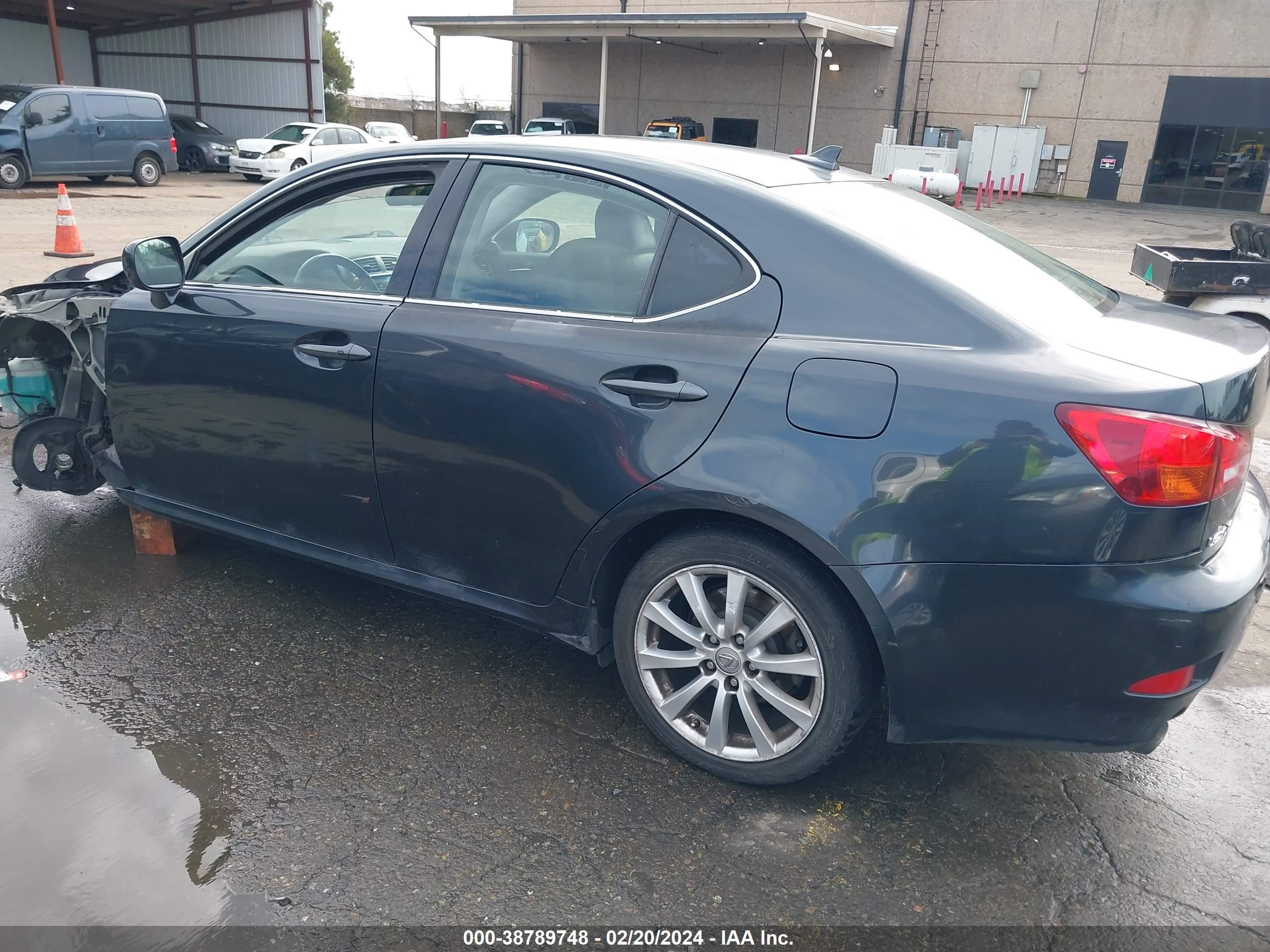 Photo 2 VIN: JTHBK262285067610 - LEXUS IS 