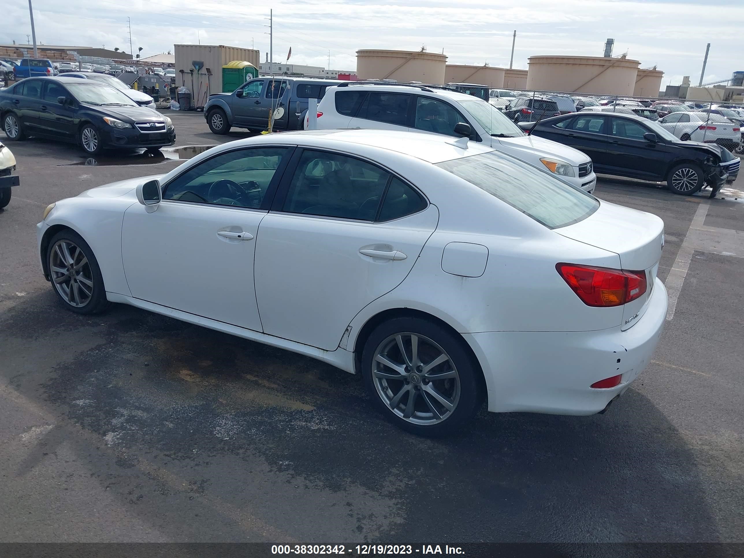 Photo 2 VIN: JTHBK262285083239 - LEXUS IS 