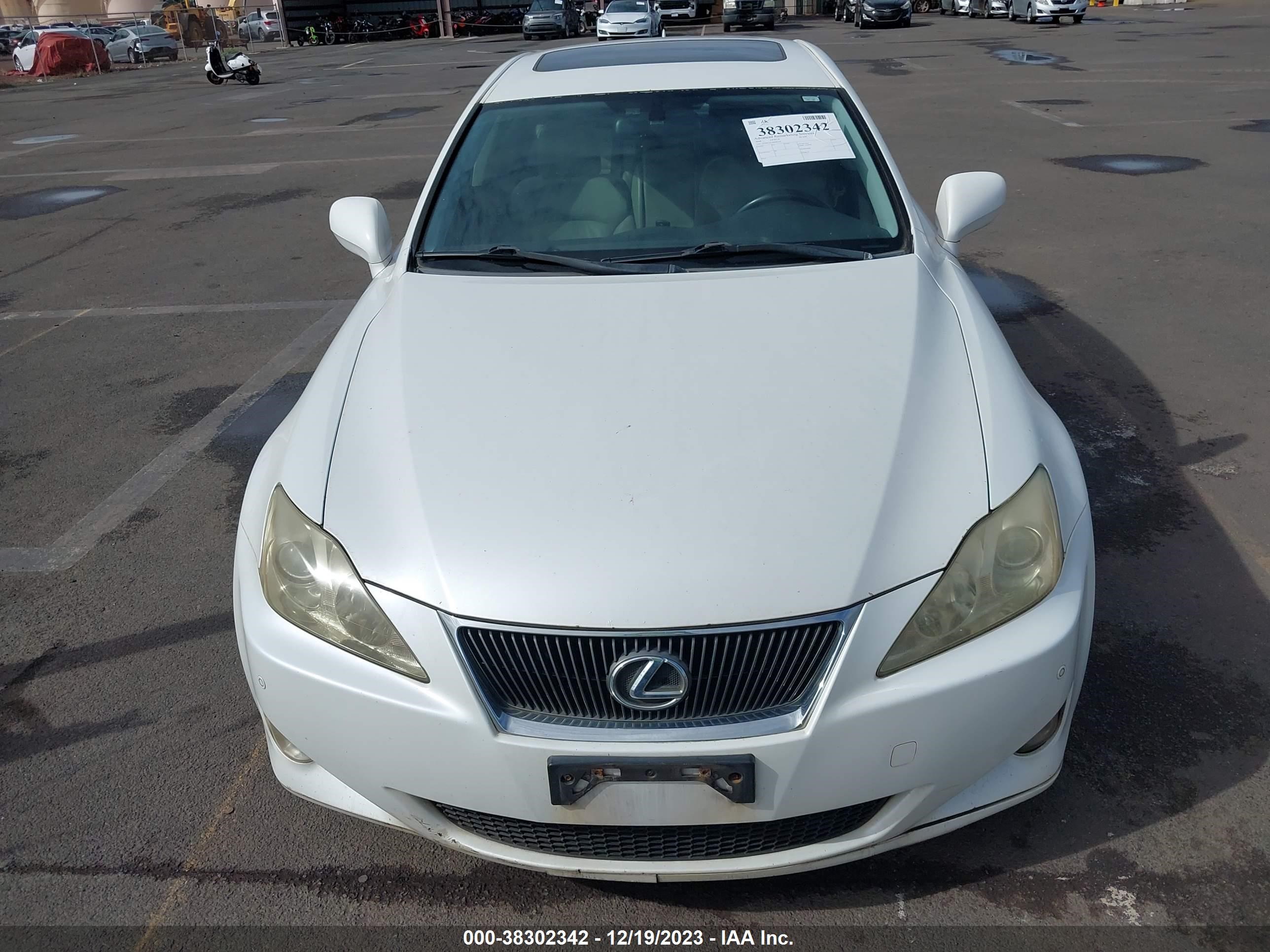 Photo 5 VIN: JTHBK262285083239 - LEXUS IS 