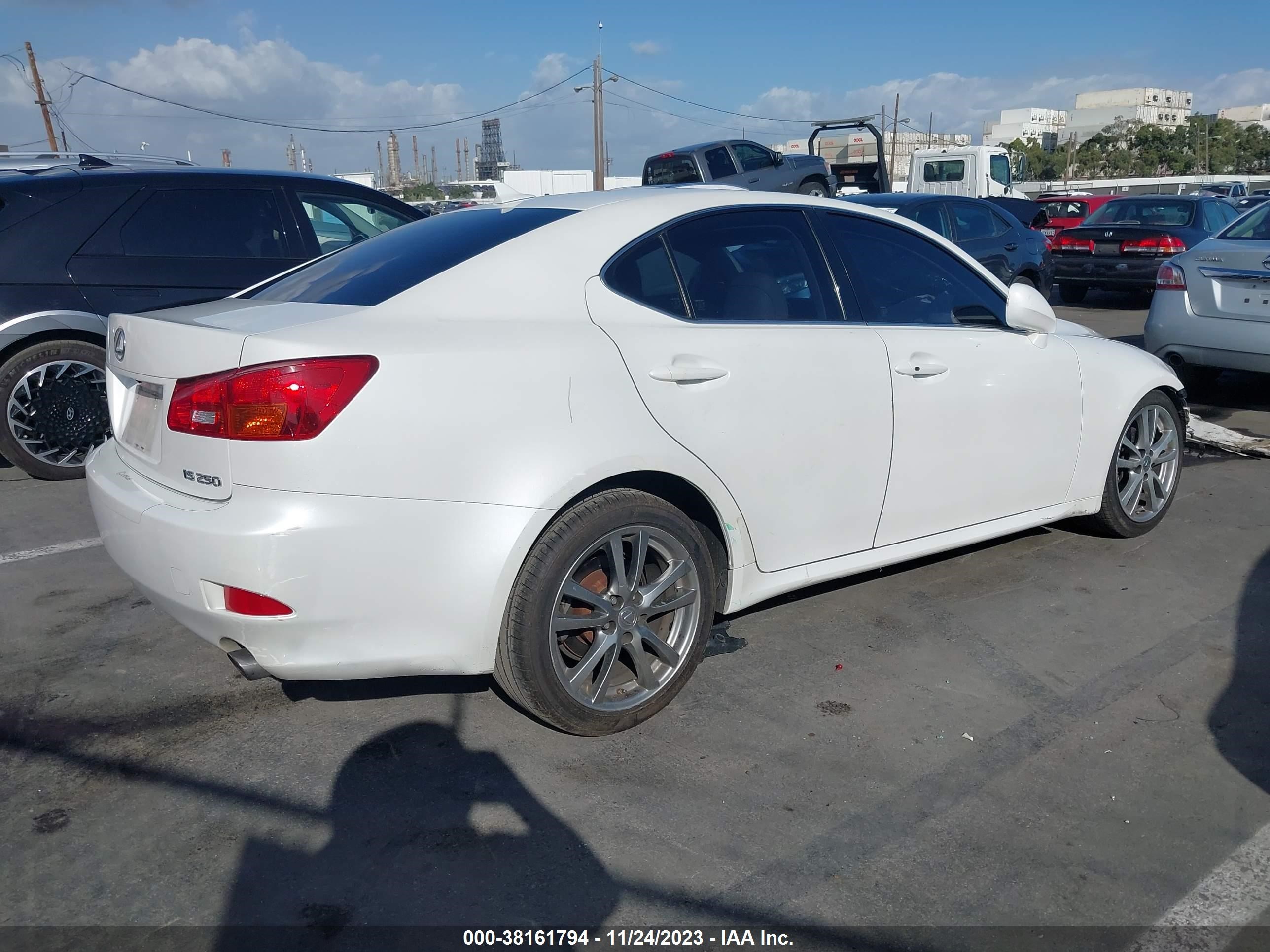 Photo 3 VIN: JTHBK262385063422 - LEXUS IS 