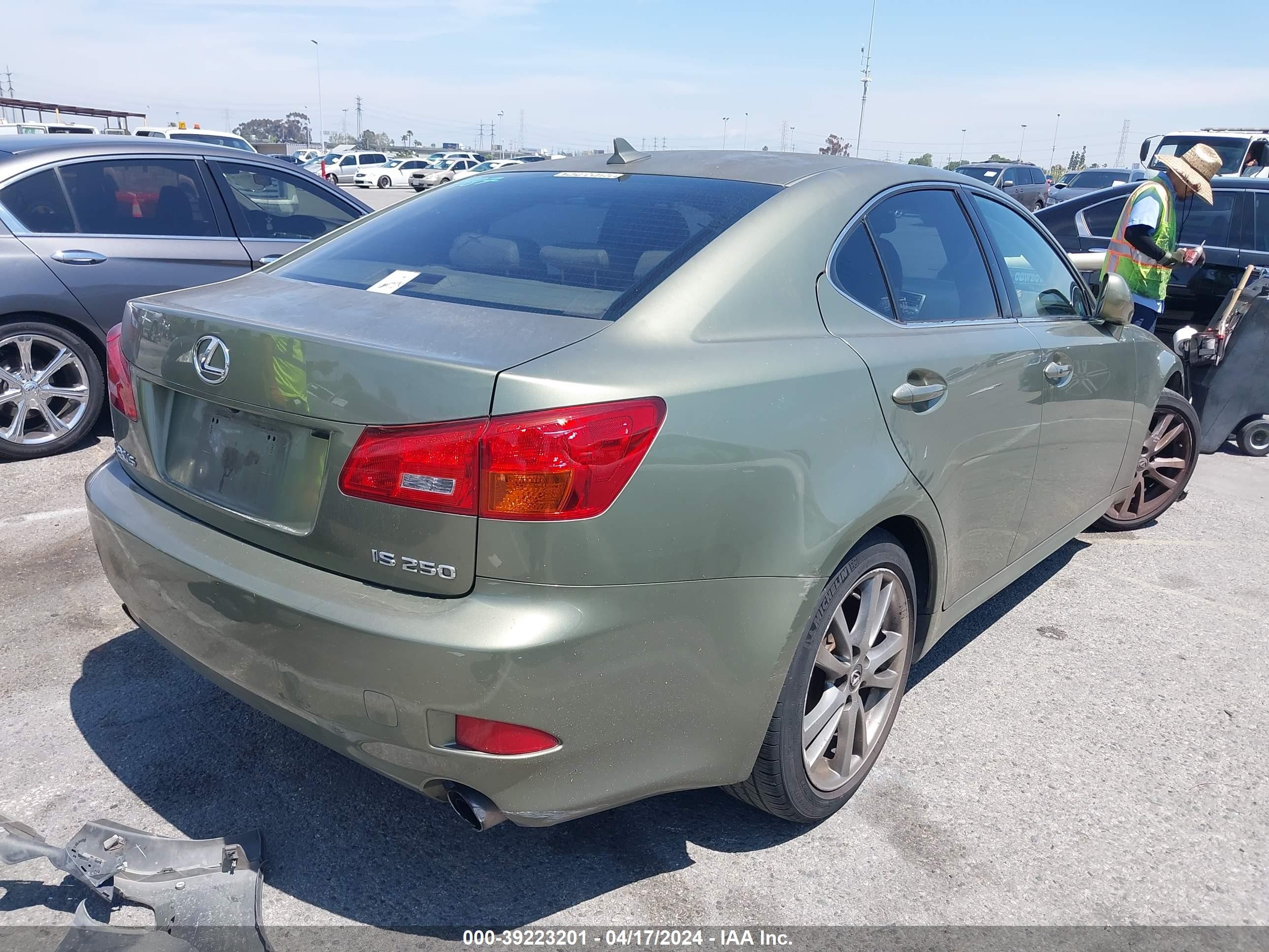 Photo 3 VIN: JTHBK262X82071325 - LEXUS IS 