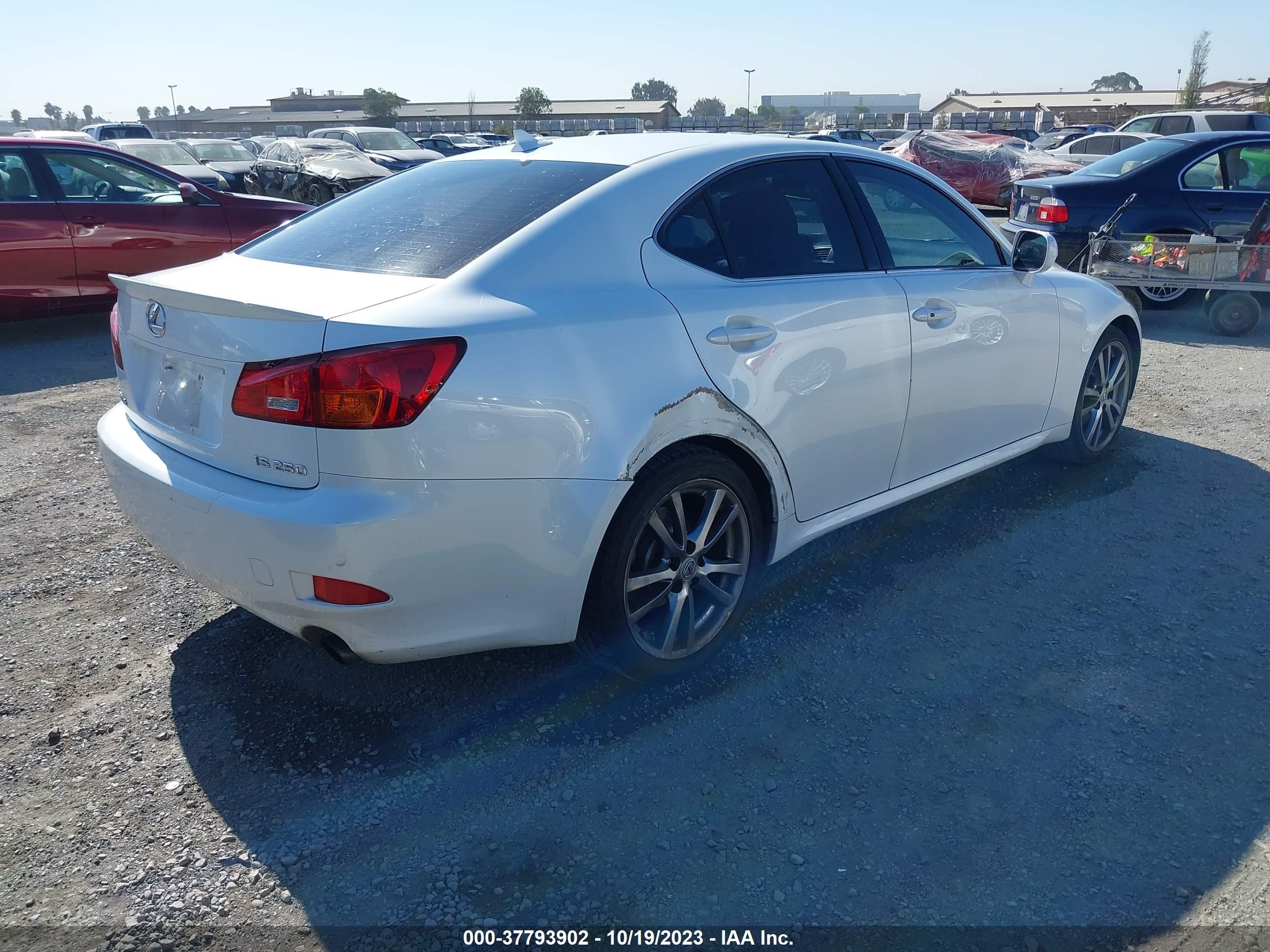 Photo 3 VIN: JTHBK262X82077240 - LEXUS IS 