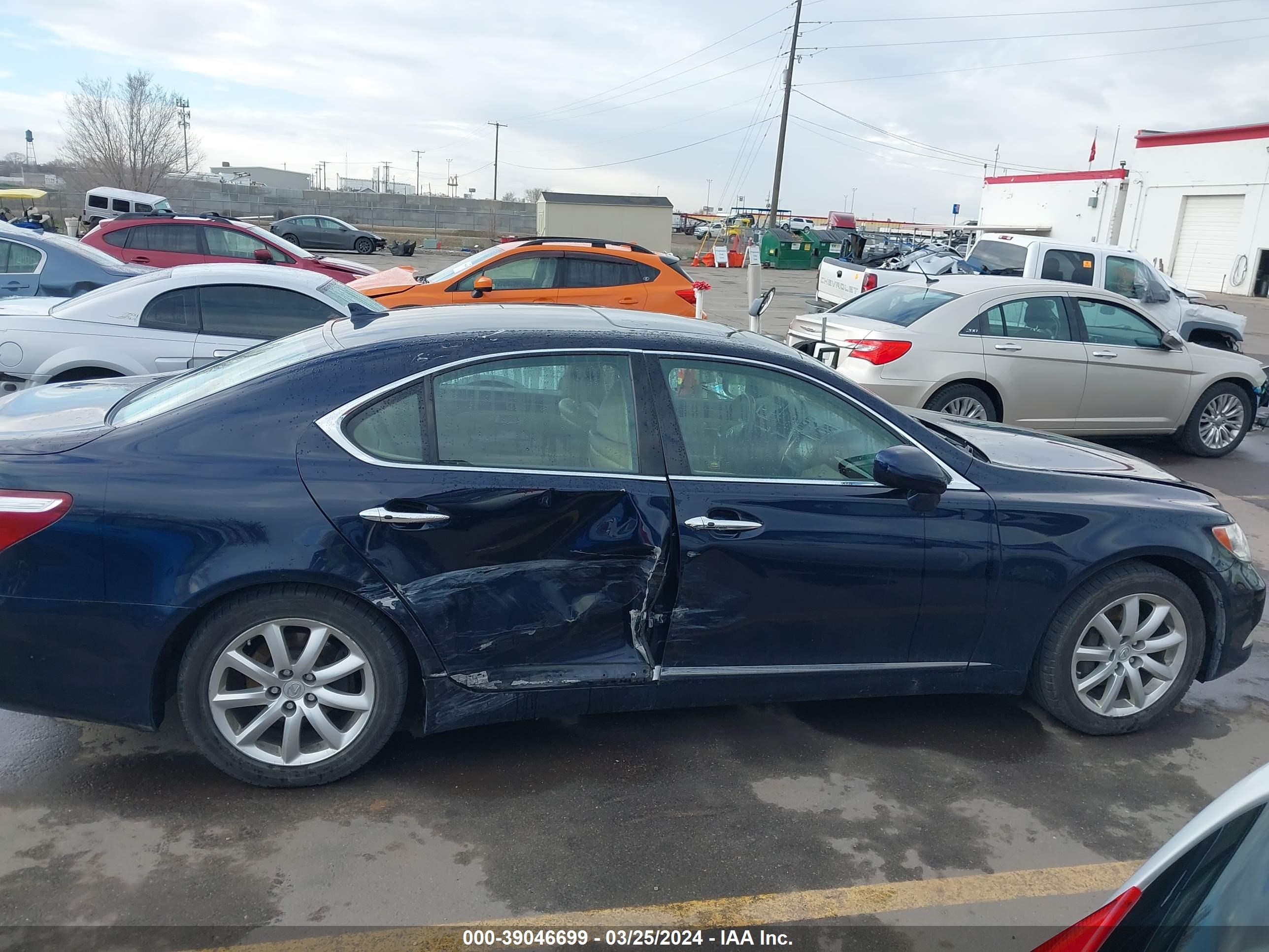 Photo 12 VIN: JTHBL46F075010445 - LEXUS LS 