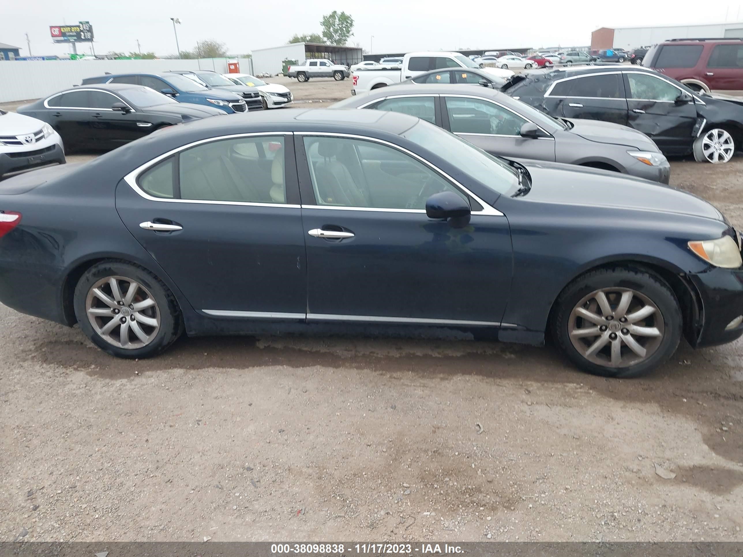 Photo 12 VIN: JTHBL46F185063334 - LEXUS LS 