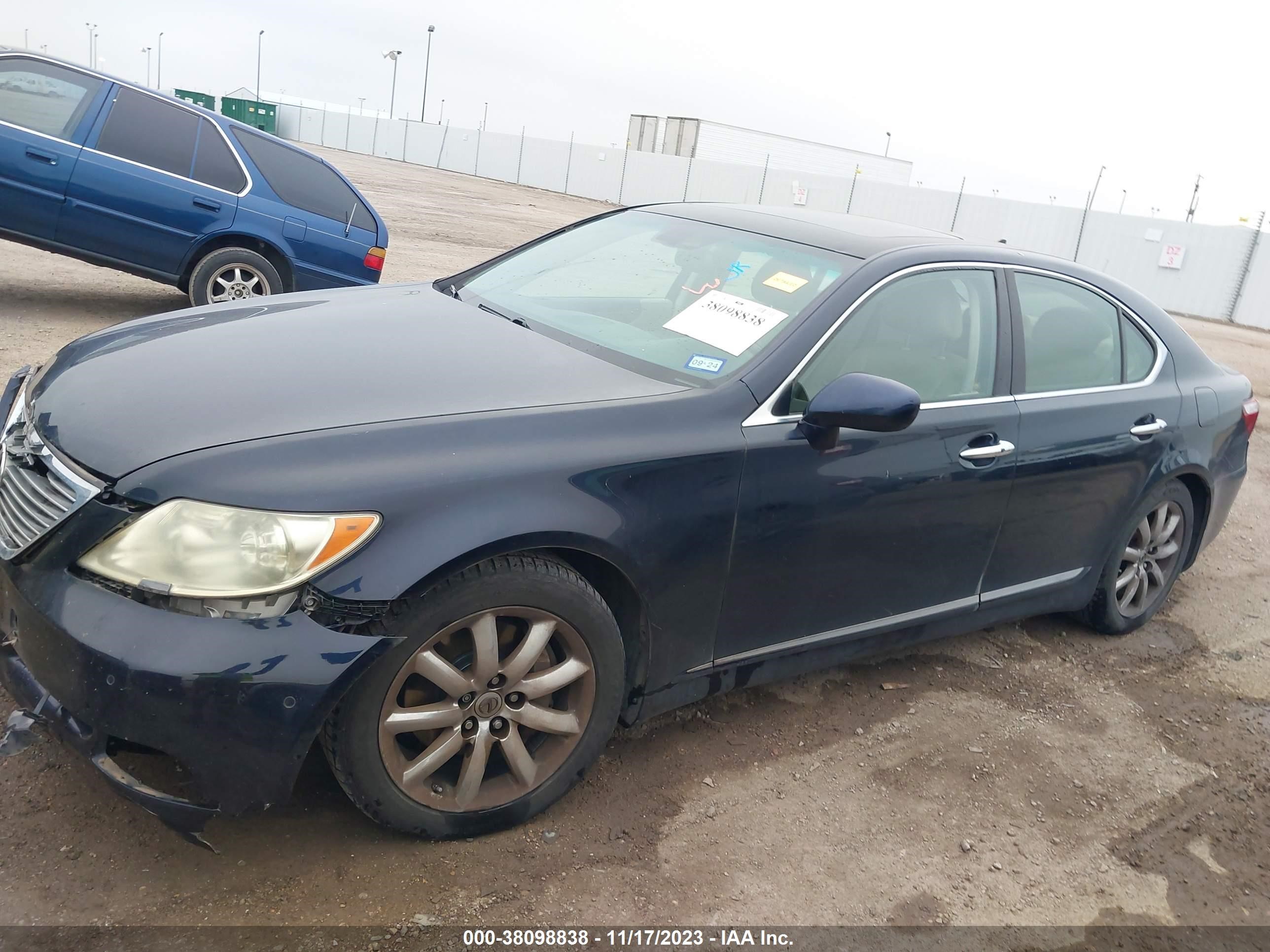 Photo 13 VIN: JTHBL46F185063334 - LEXUS LS 