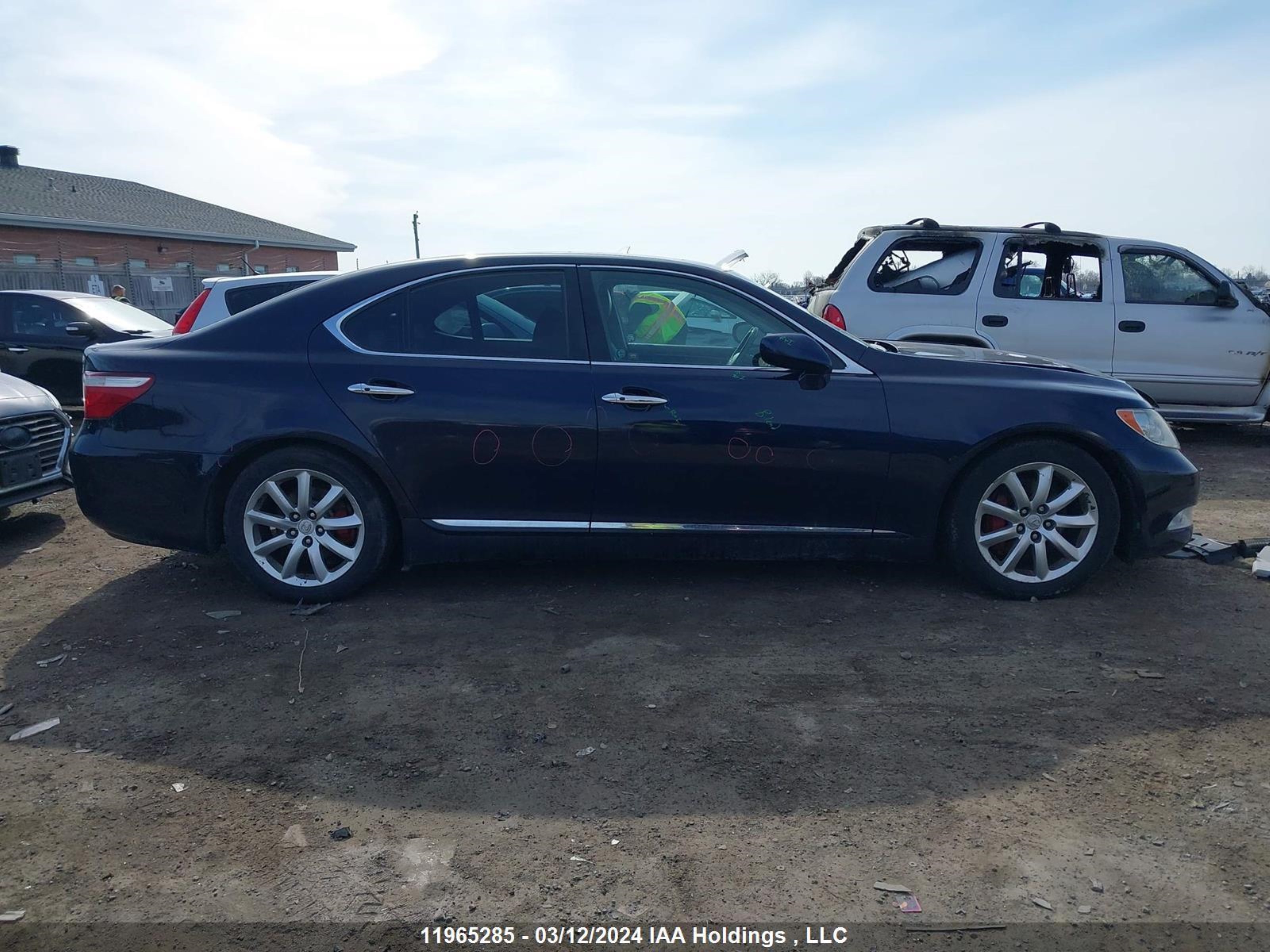 Photo 12 VIN: JTHBL46F375030172 - LEXUS LS 