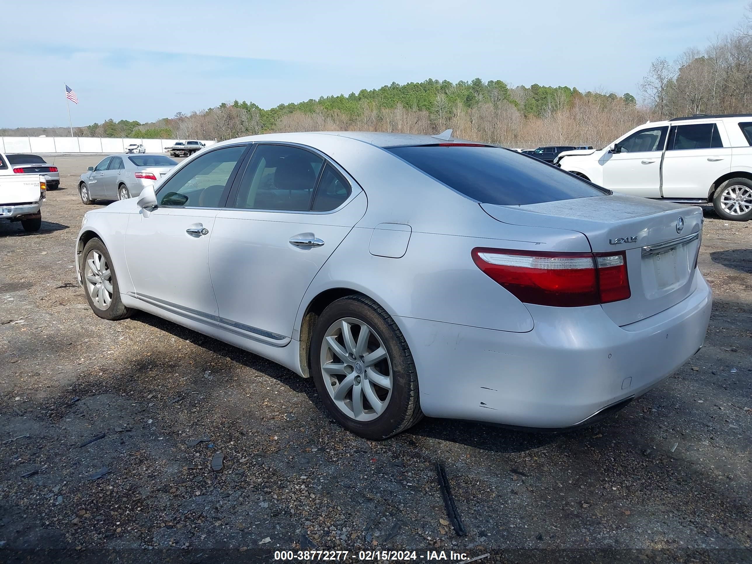 Photo 2 VIN: JTHBL46F385053162 - LEXUS LS 