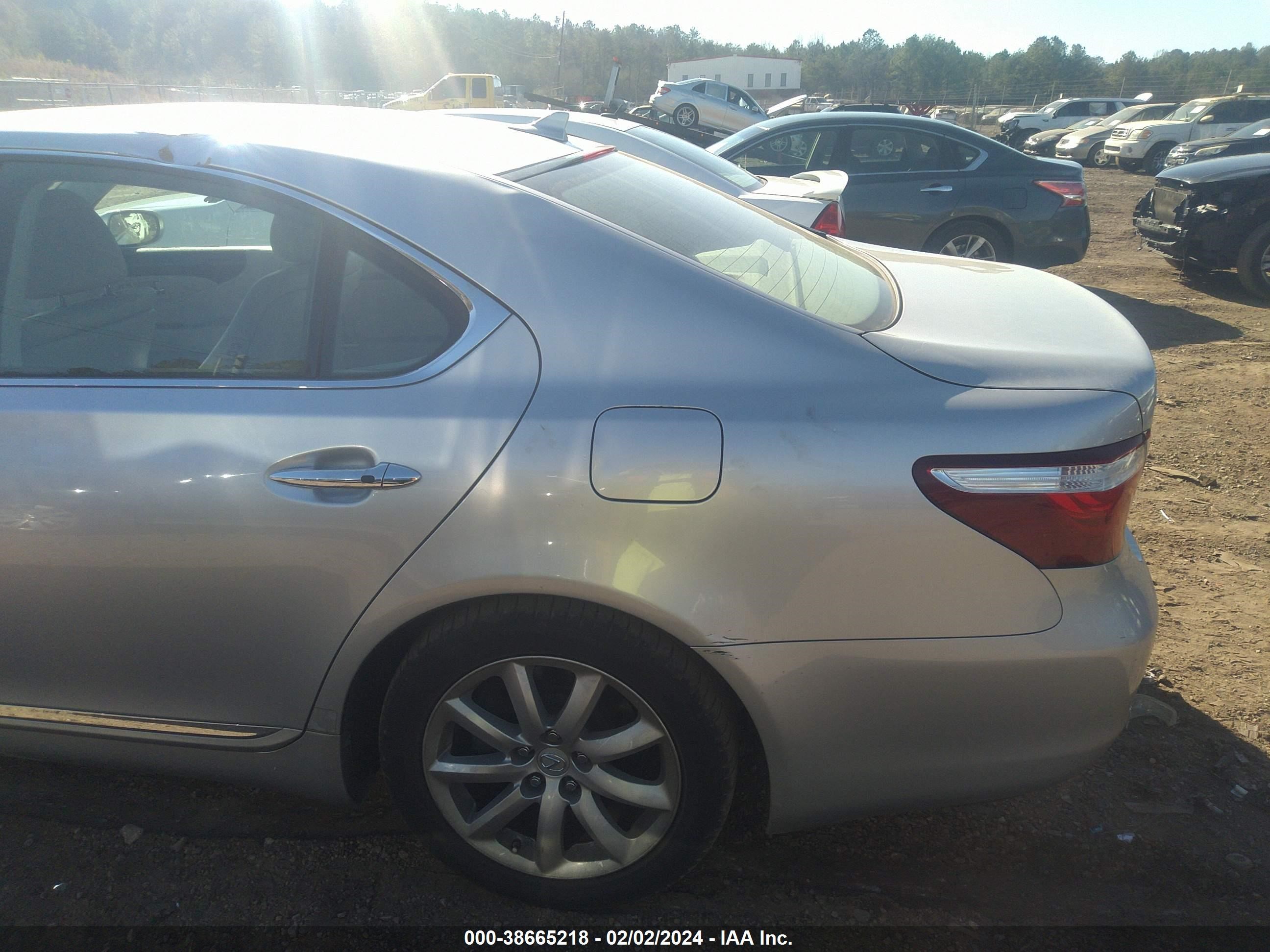 Photo 11 VIN: JTHBL46F475001778 - LEXUS LS 