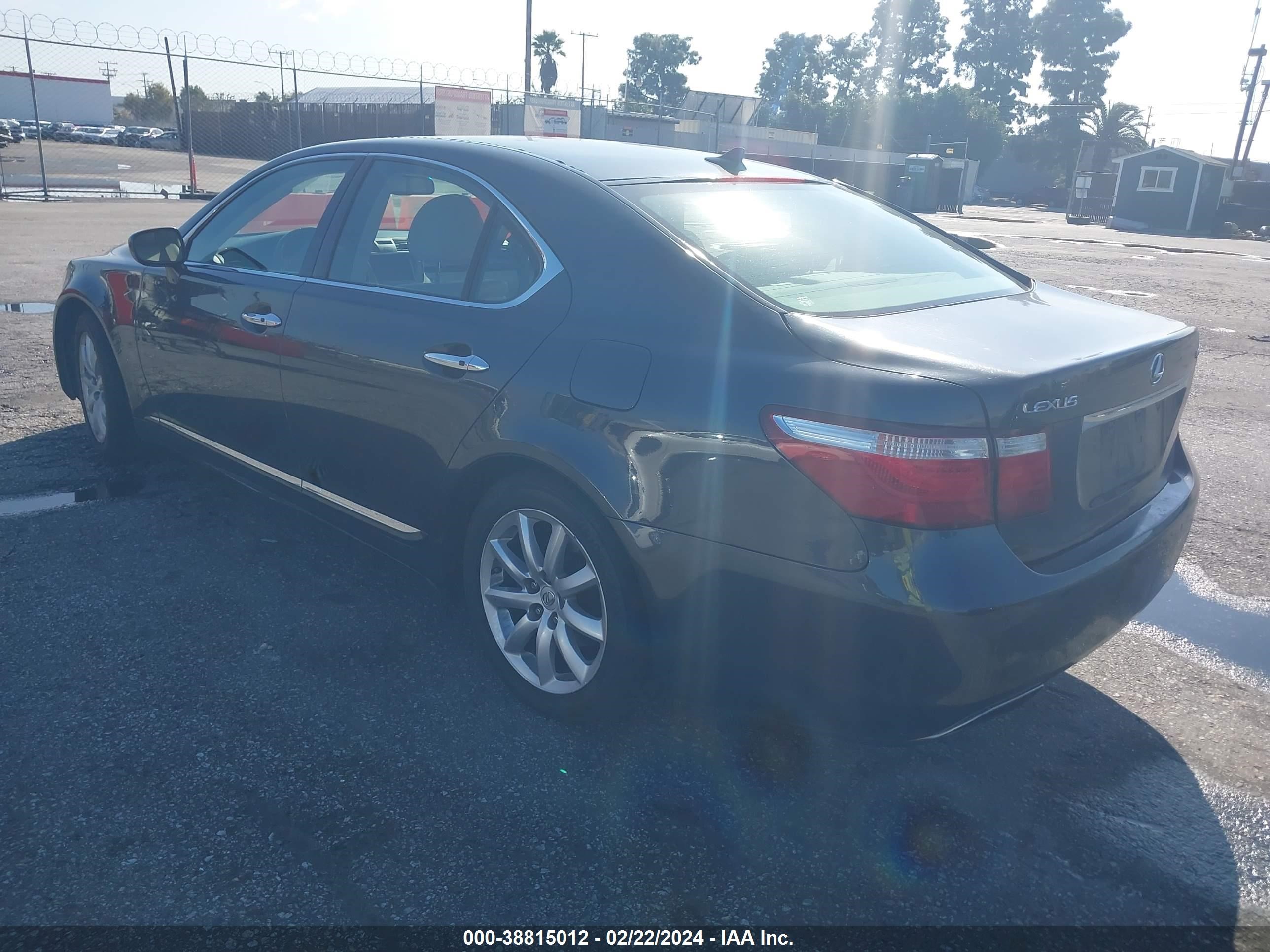 Photo 2 VIN: JTHBL46F585063093 - LEXUS LS 