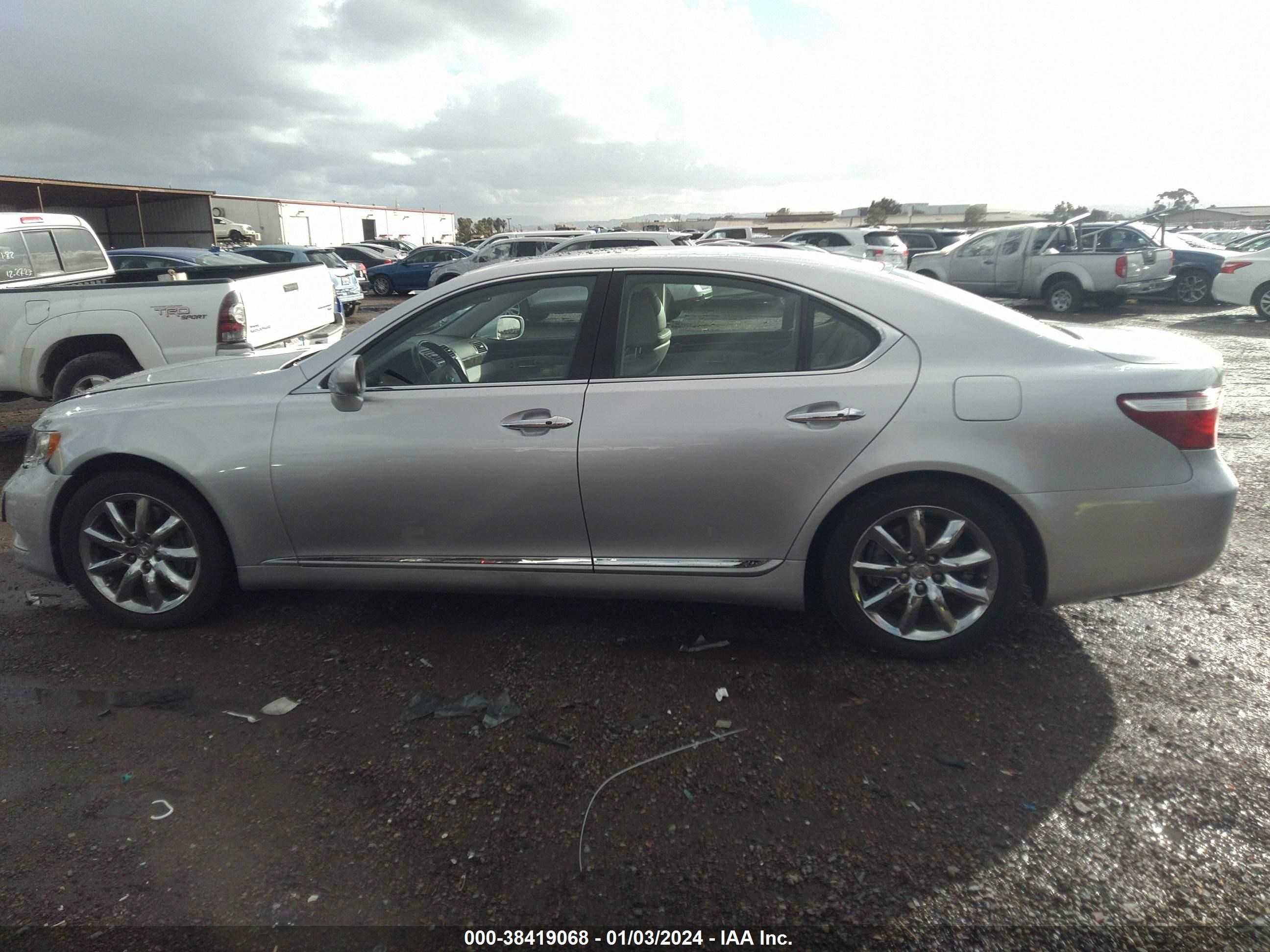 Photo 13 VIN: JTHBL46F685072305 - LEXUS LS 