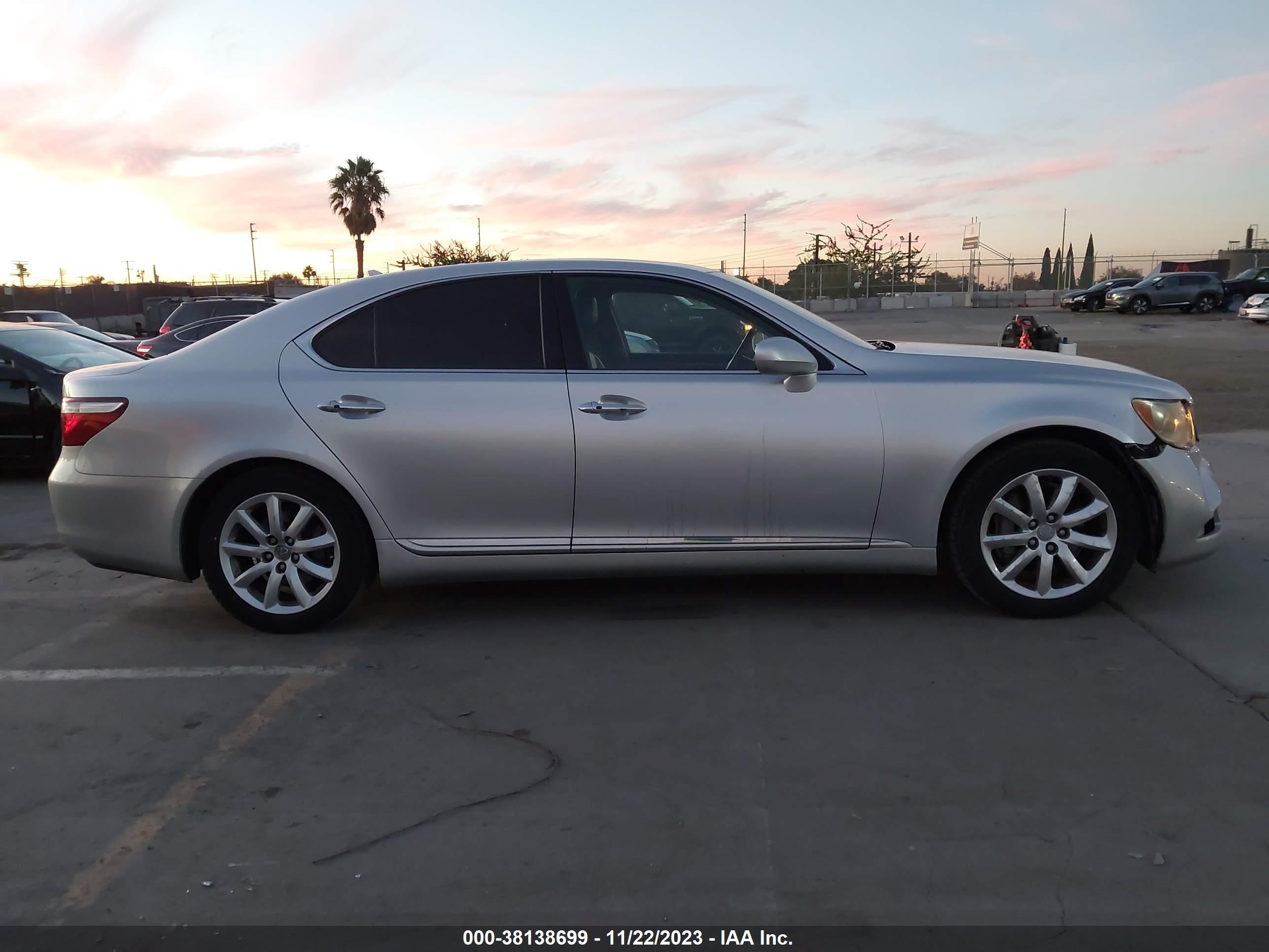 Photo 12 VIN: JTHBL46F785072894 - LEXUS LS 