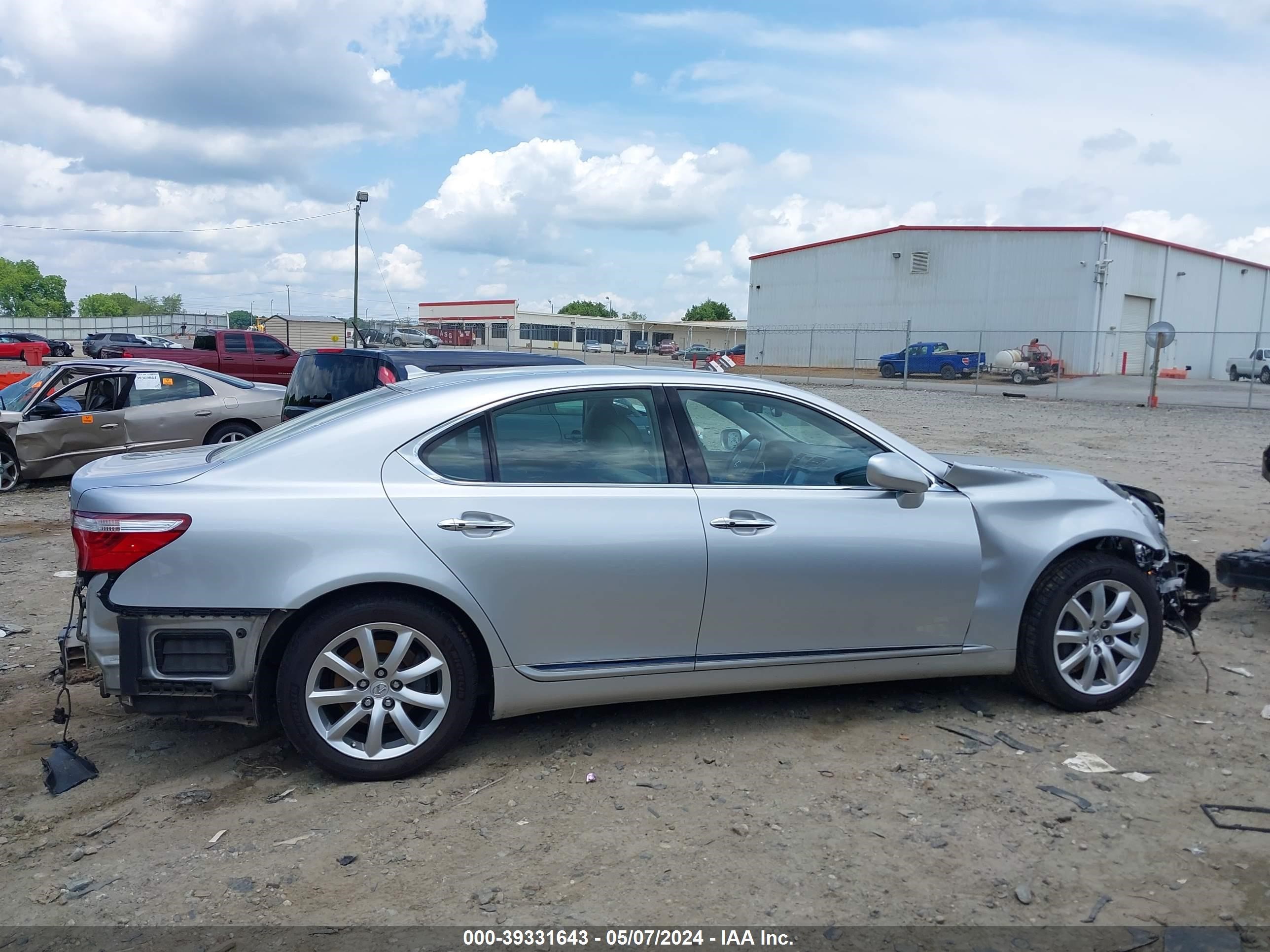 Photo 13 VIN: JTHBL46F895090449 - LEXUS LS 