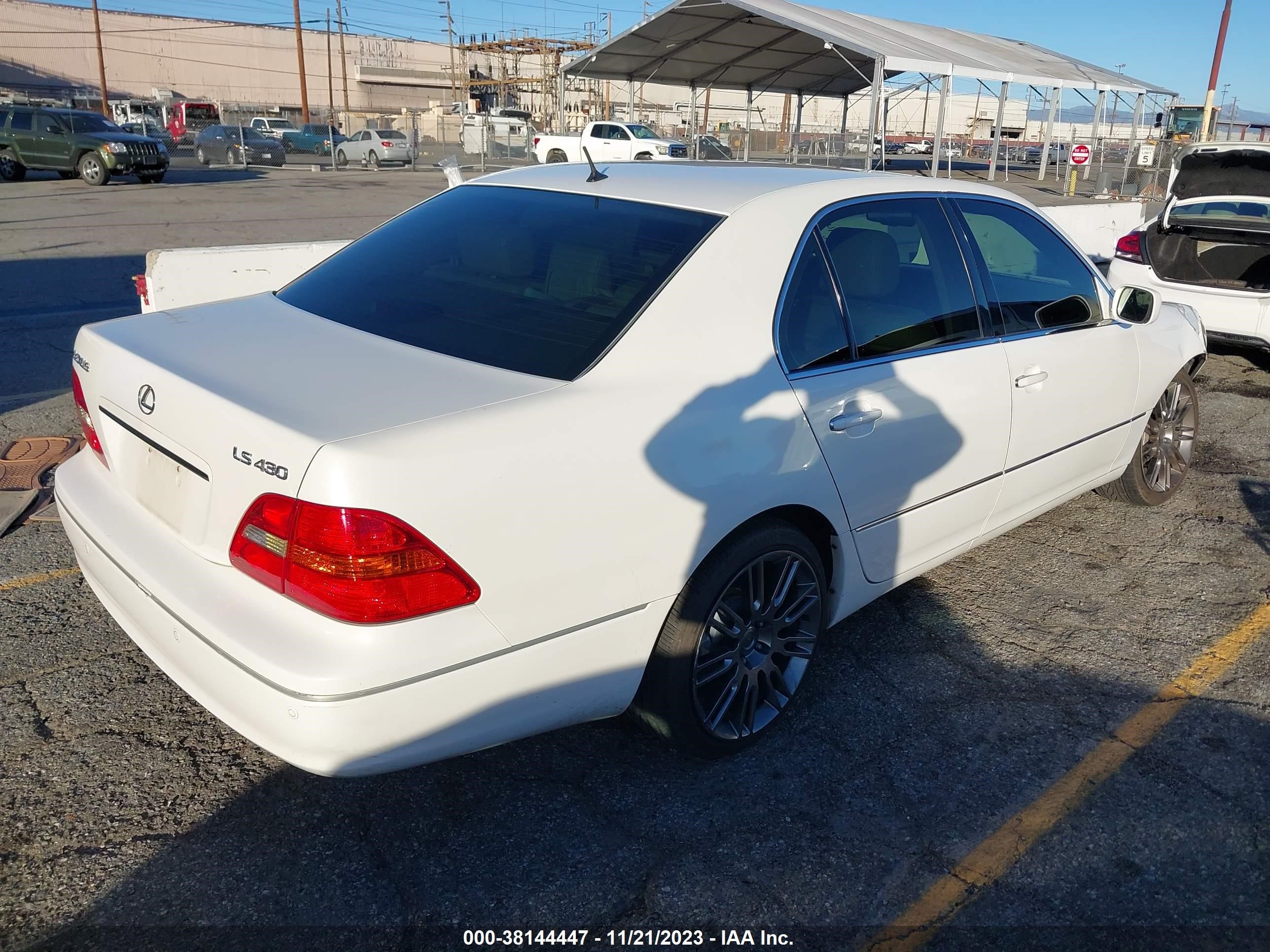 Photo 3 VIN: JTHBN30F330121575 - LEXUS LS 