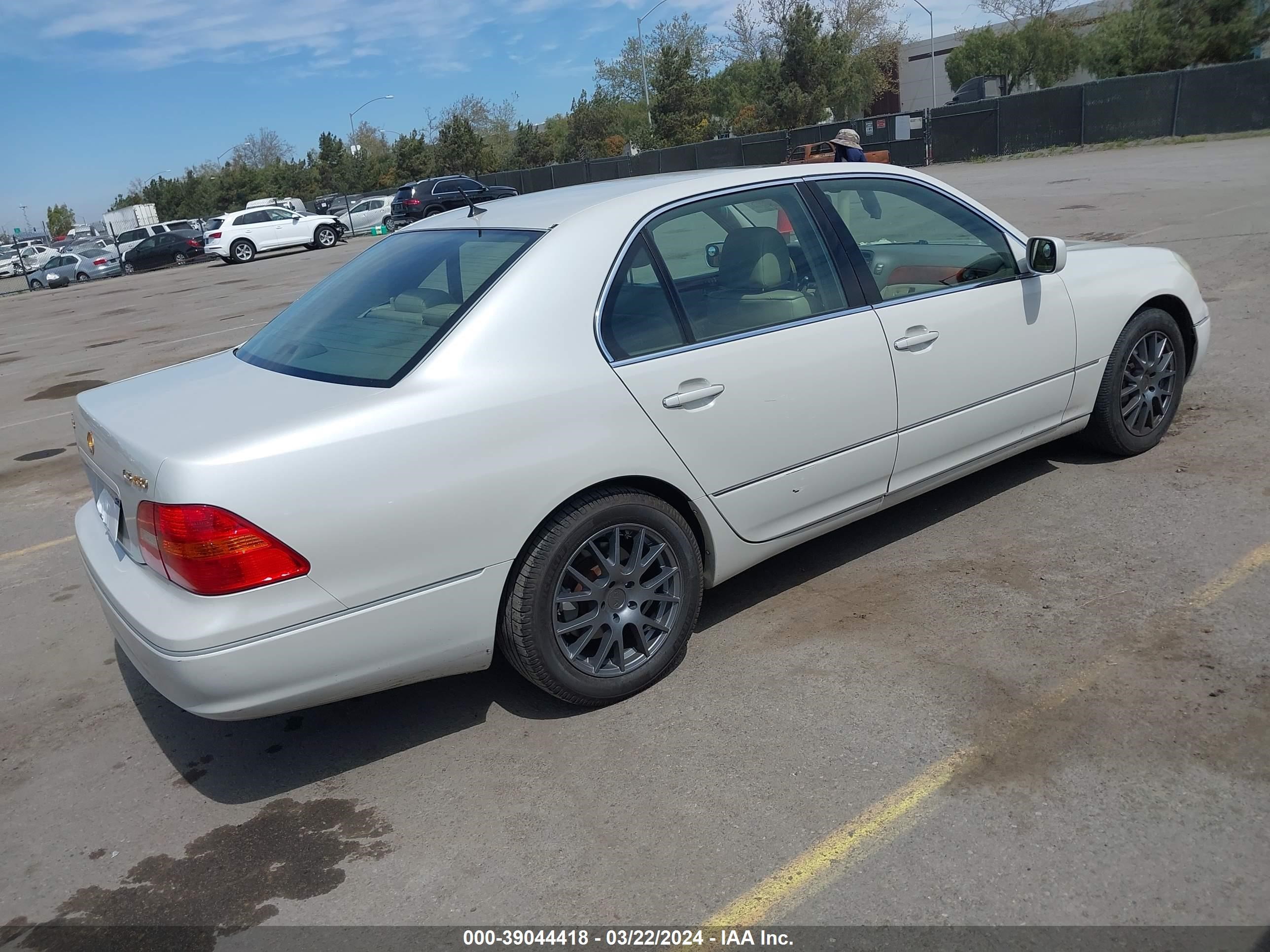 Photo 3 VIN: JTHBN30F810044750 - LEXUS LS 