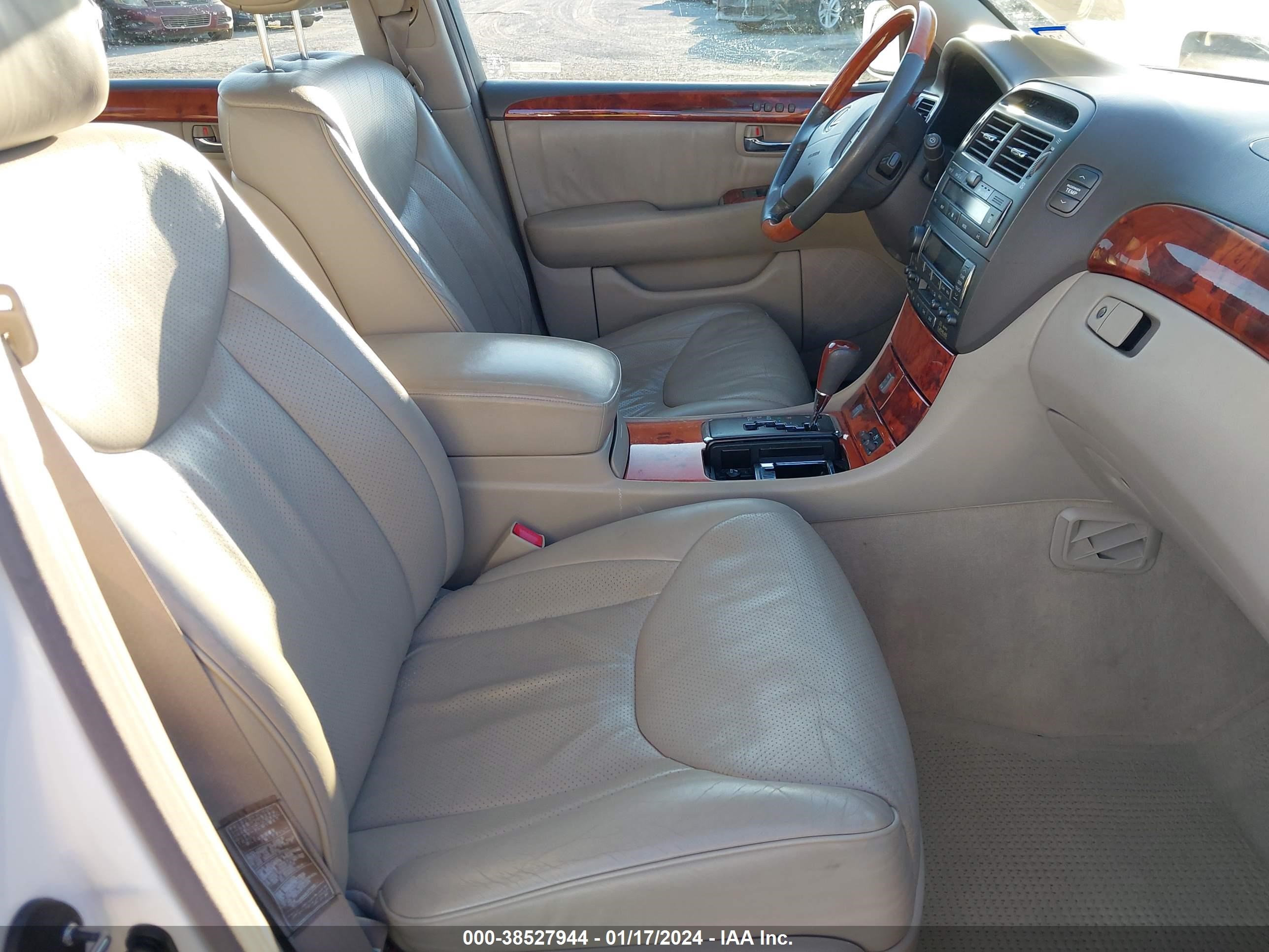 Photo 4 VIN: JTHBN30F830105761 - LEXUS LS 