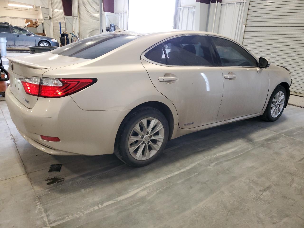 Photo 2 VIN: JTHBW1GG4E2044562 - LEXUS ES 