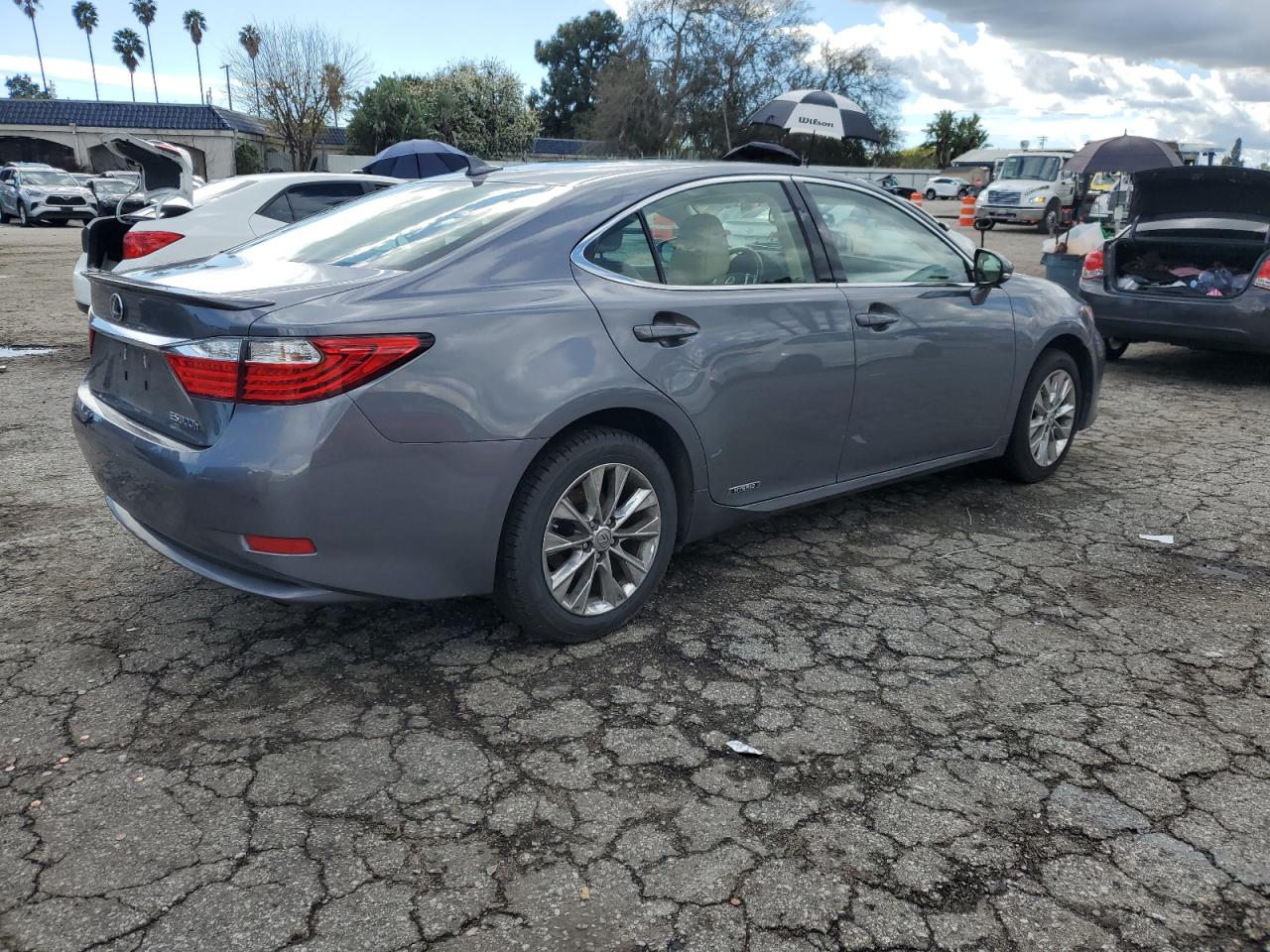 Photo 2 VIN: JTHBW1GG4E2049566 - LEXUS ES 