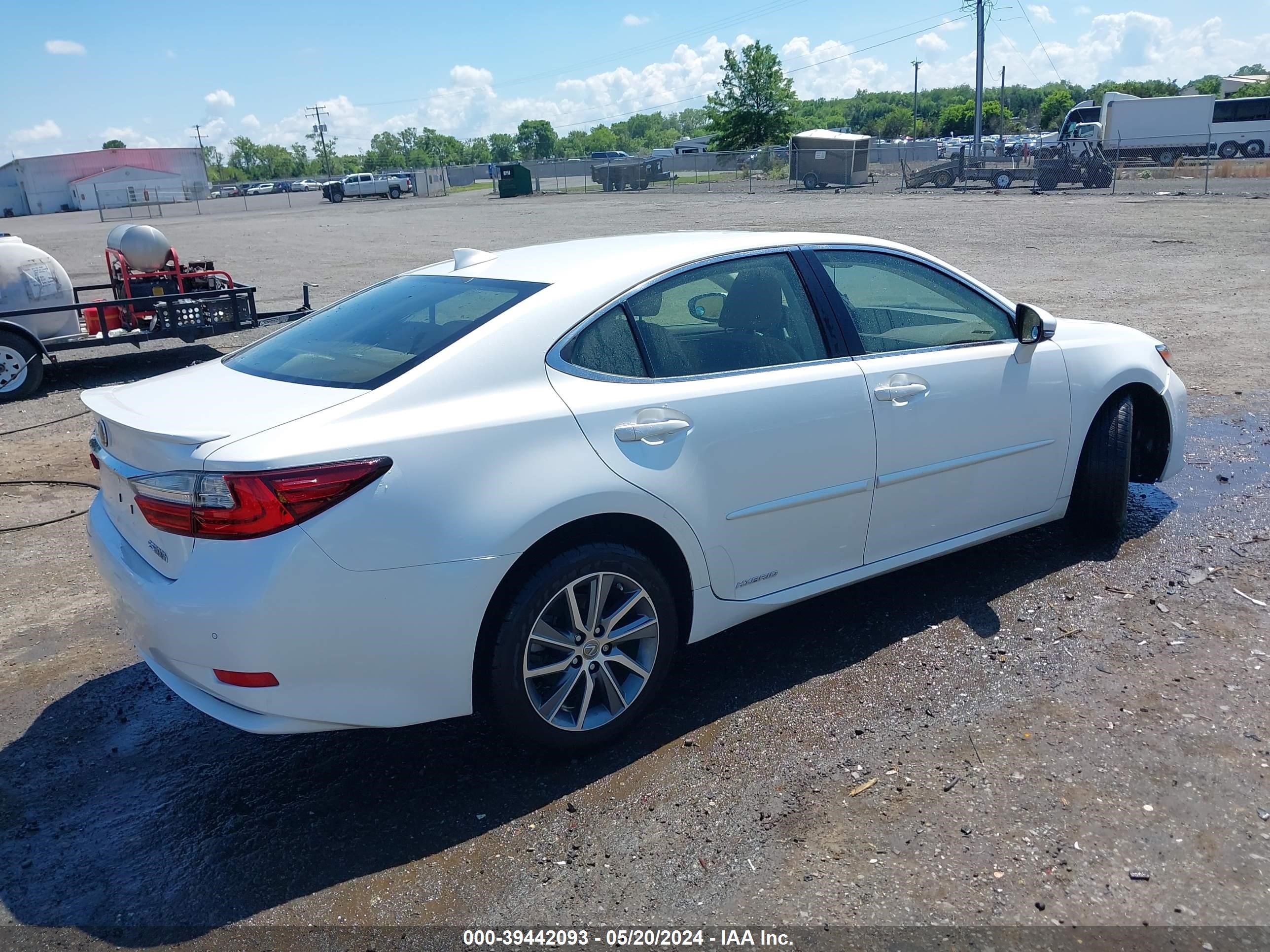 Photo 3 VIN: JTHBW1GG6H2154937 - LEXUS ES 