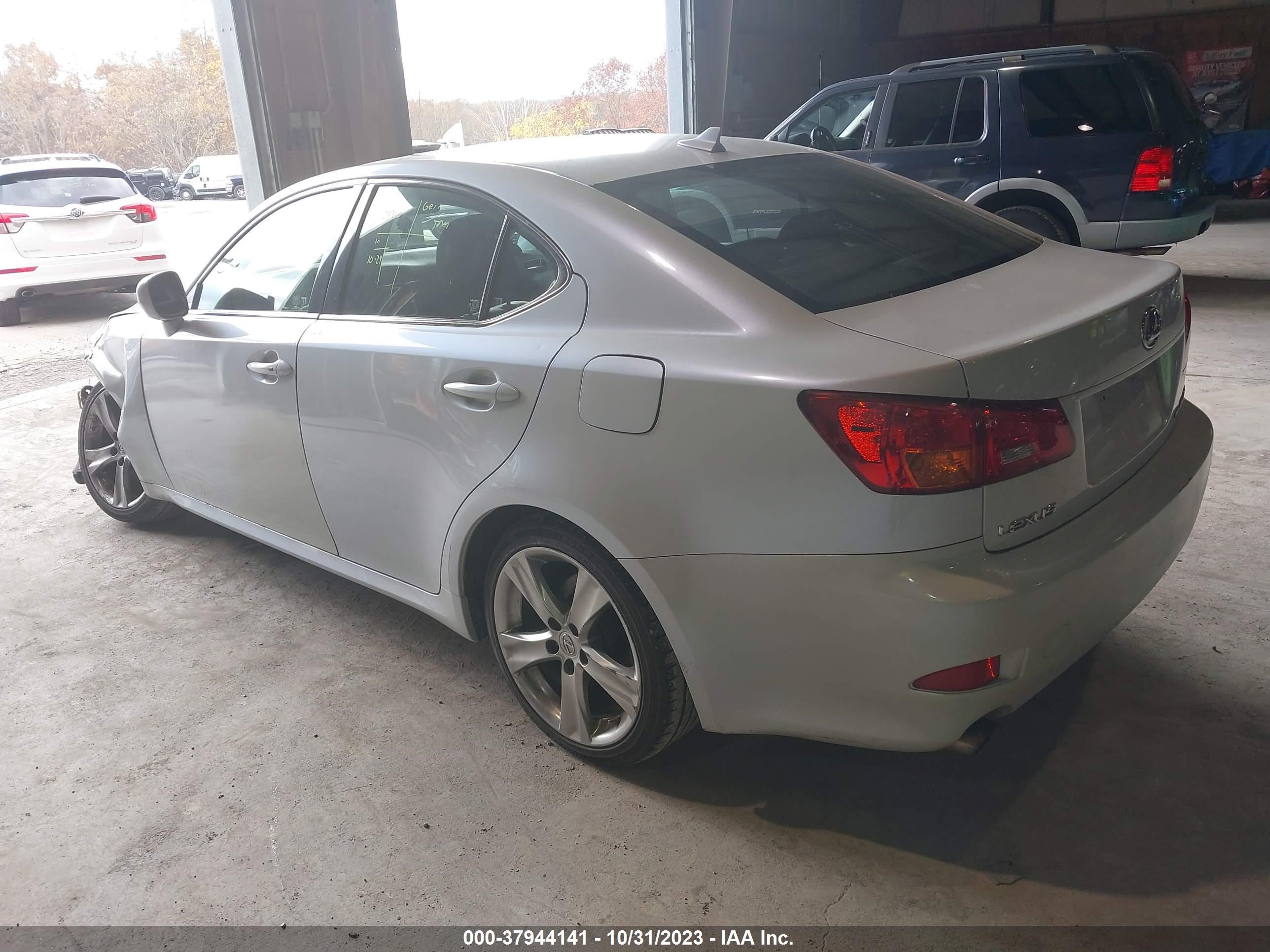 Photo 2 VIN: JTHCK262072013386 - LEXUS IS 