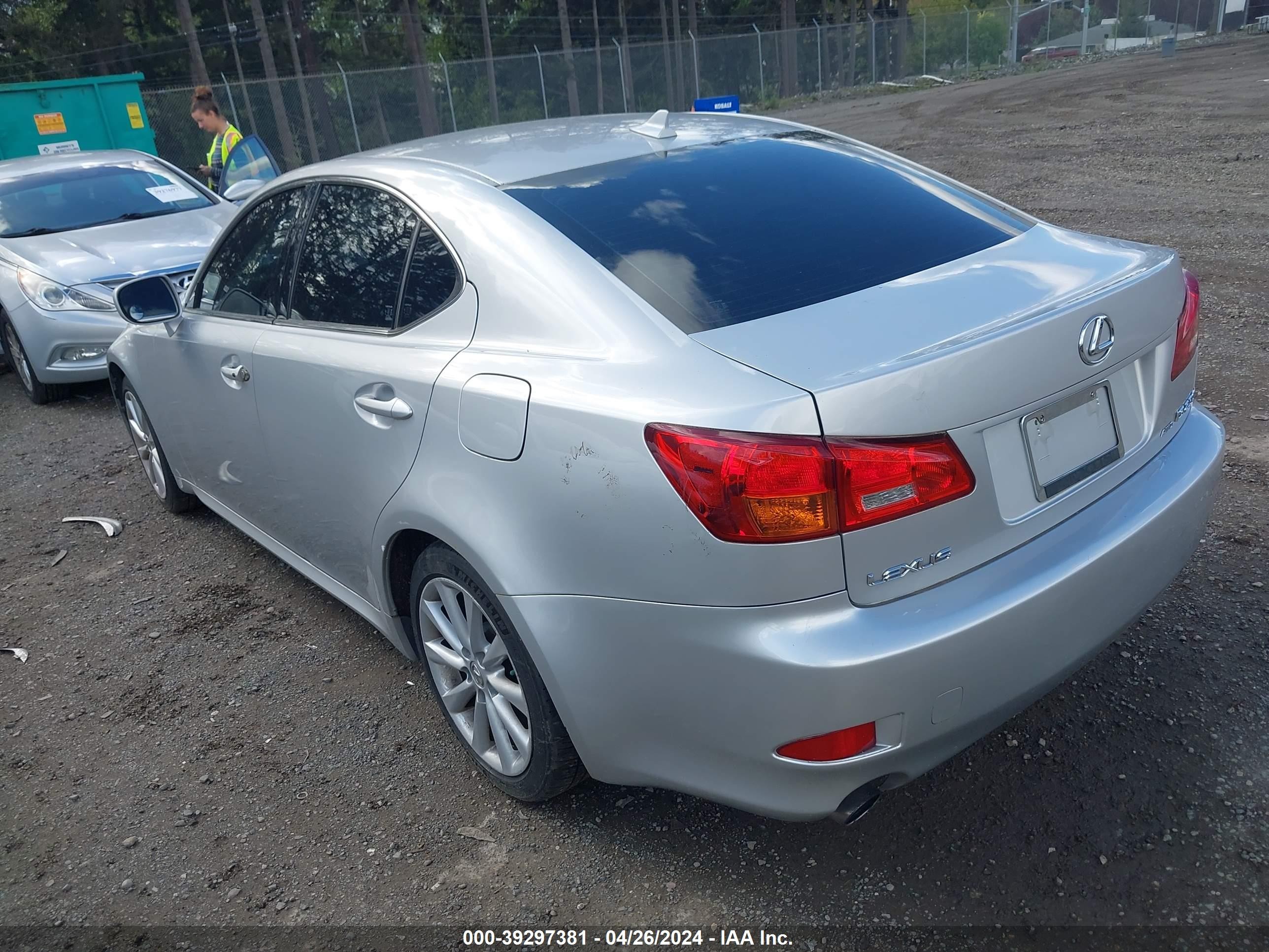 Photo 2 VIN: JTHCK262082024311 - LEXUS IS 